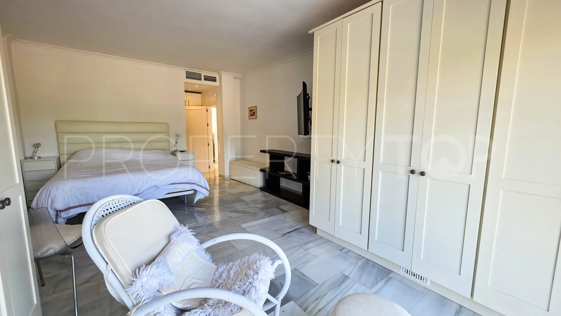 For sale semi detached villa in La Duquesa