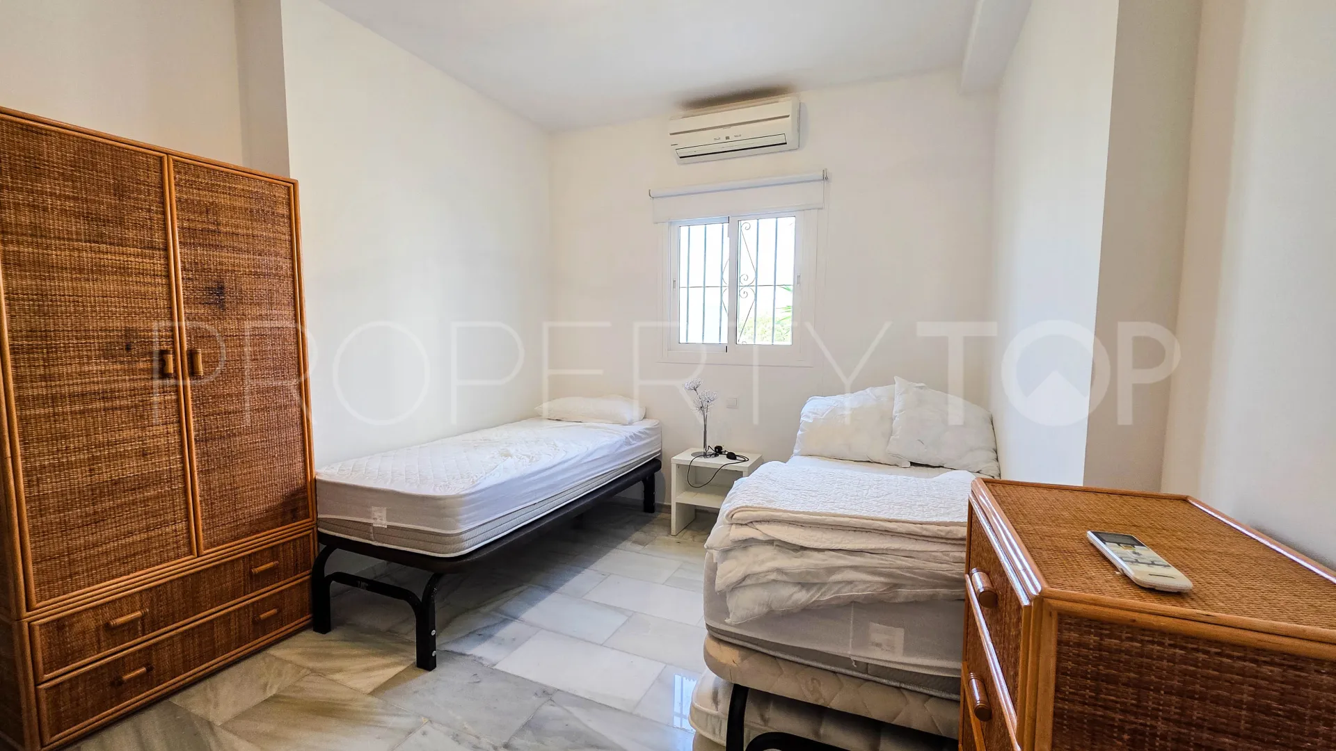 For sale semi detached villa in La Duquesa