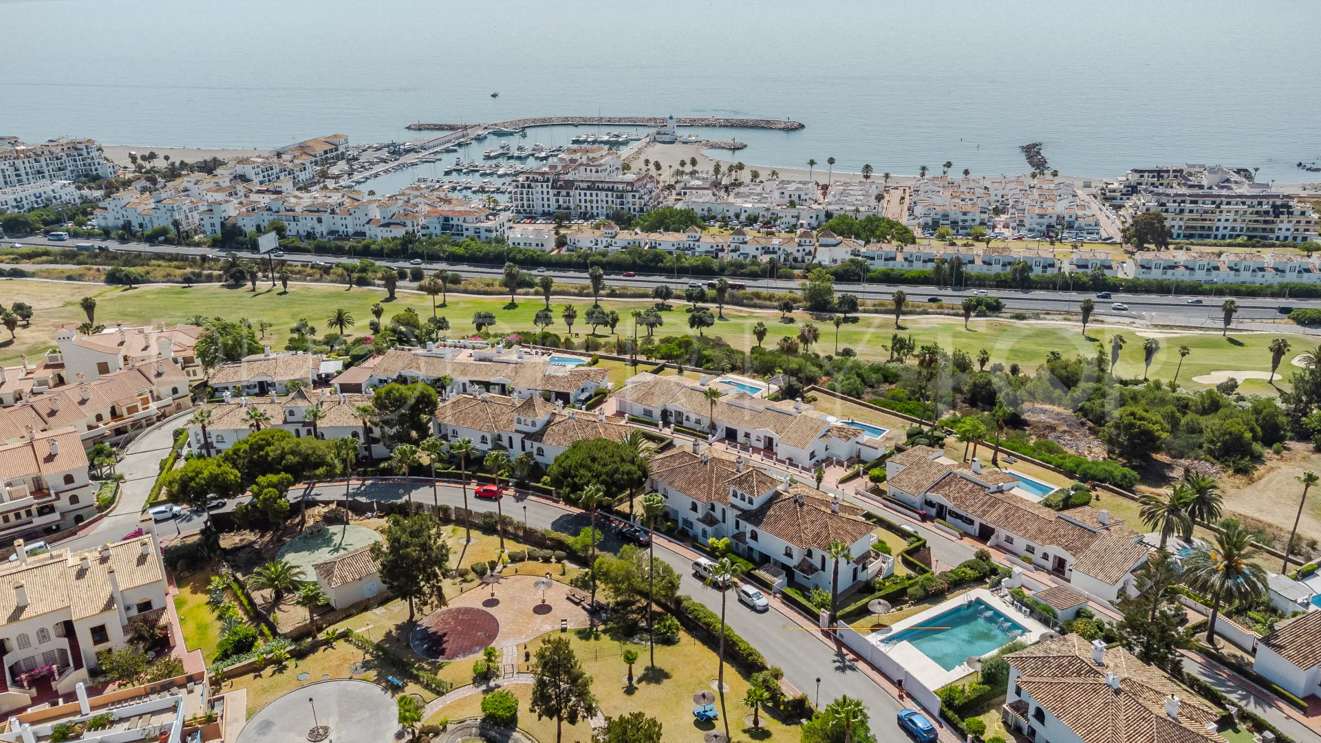 For sale semi detached villa in La Duquesa