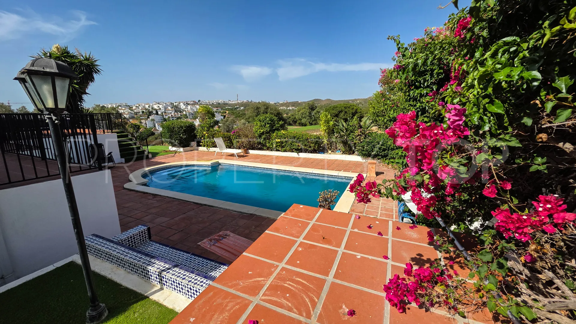 For sale semi detached villa in La Duquesa