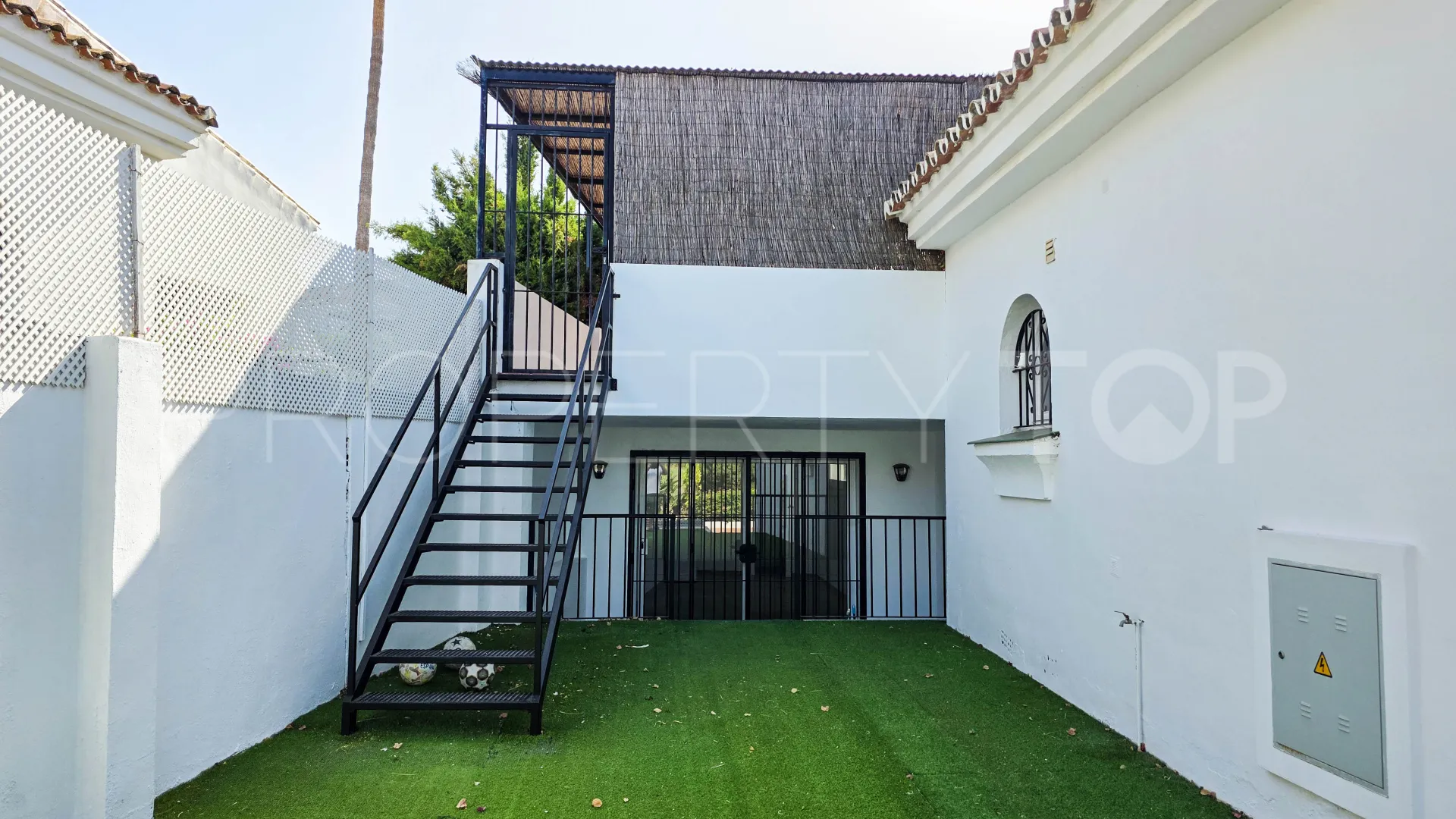 For sale semi detached villa in La Duquesa