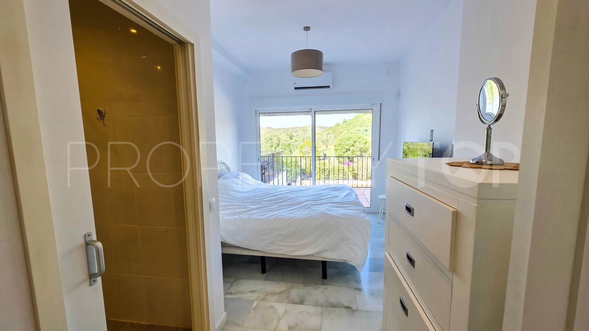 For sale semi detached villa in La Duquesa