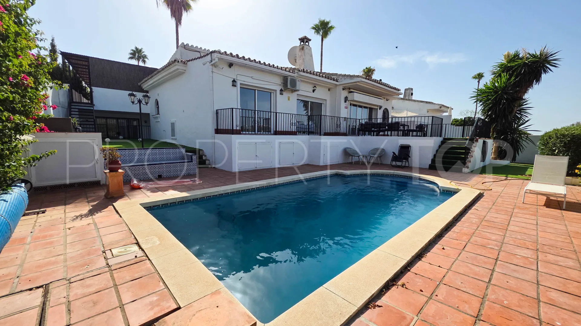 For sale semi detached villa in La Duquesa