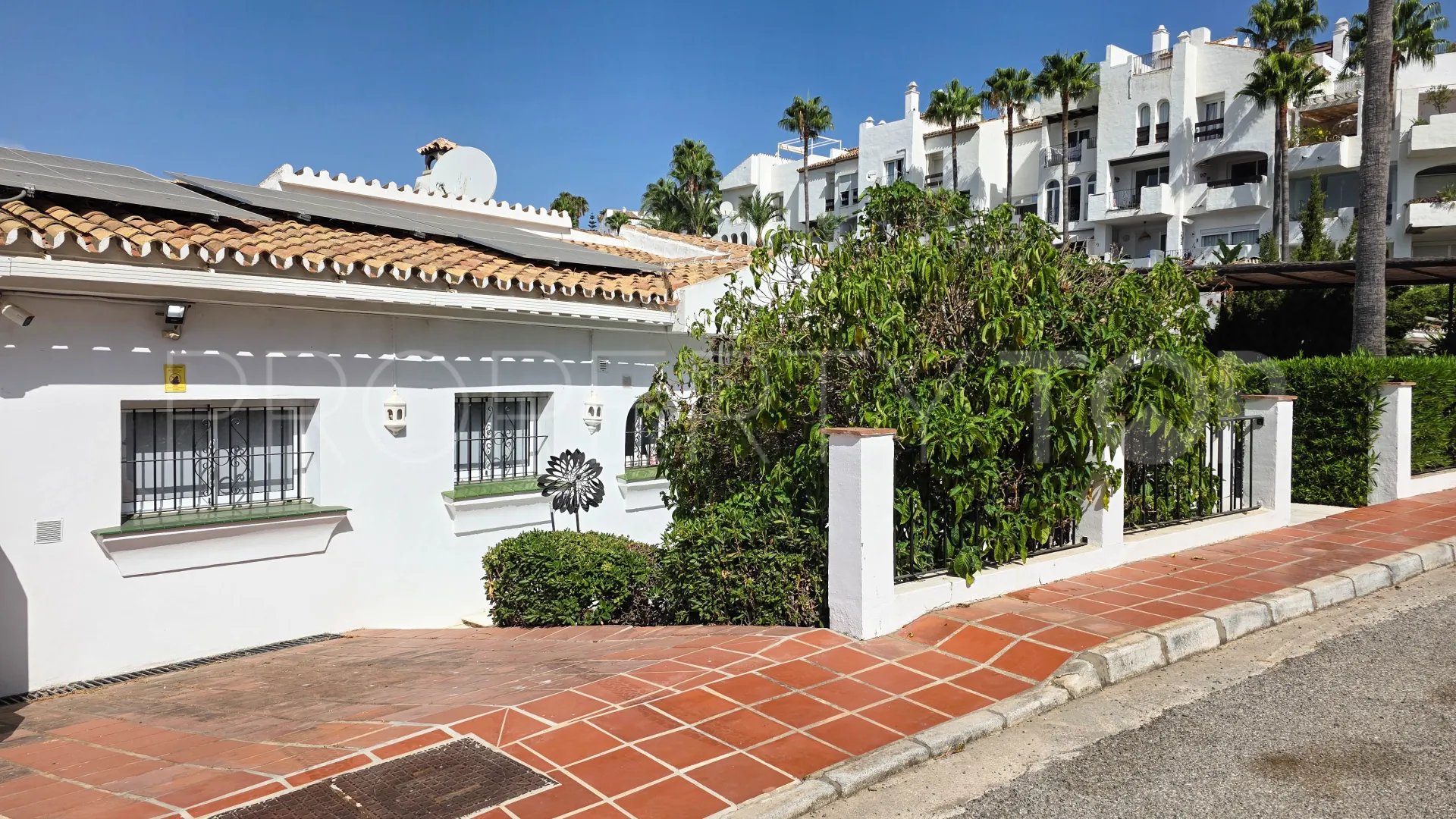 For sale semi detached villa in La Duquesa