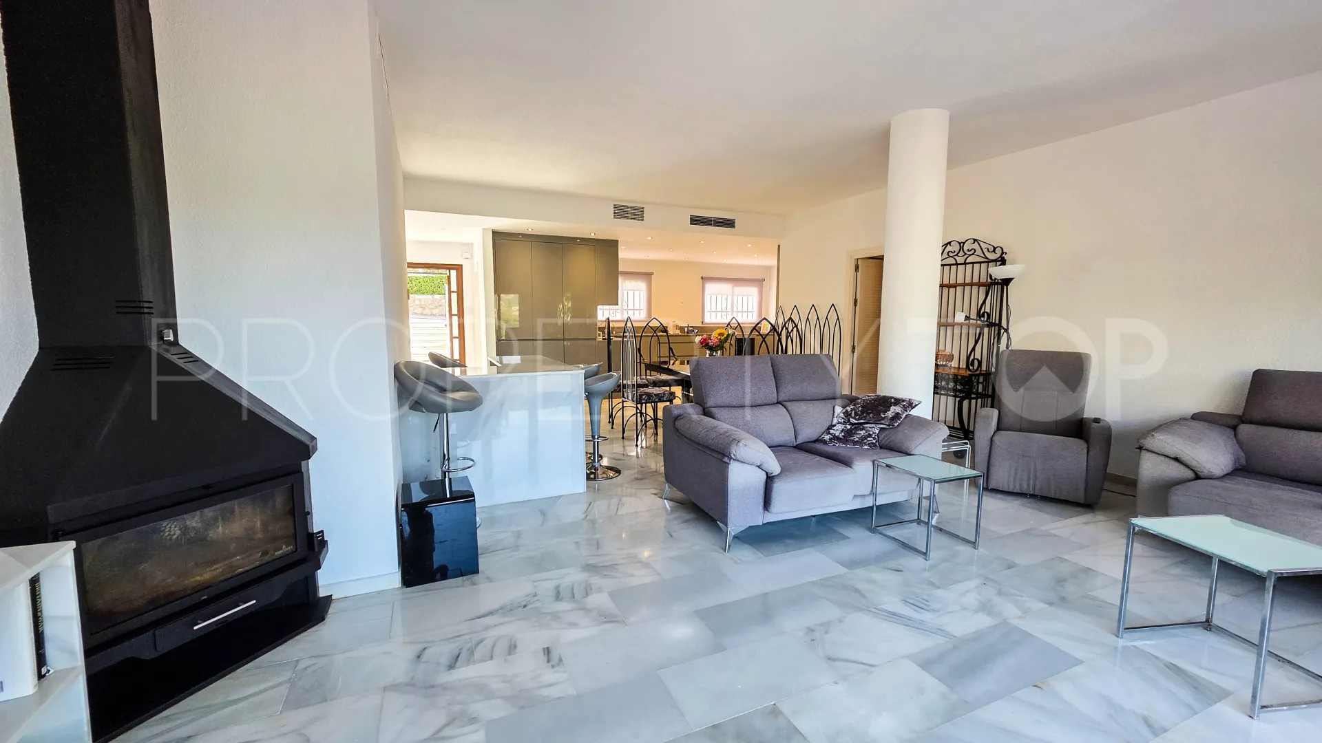 For sale semi detached villa in La Duquesa