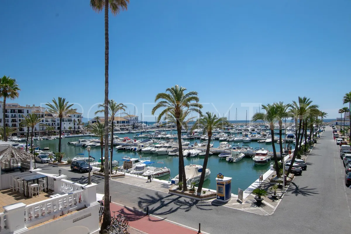 For sale semi detached villa in La Duquesa
