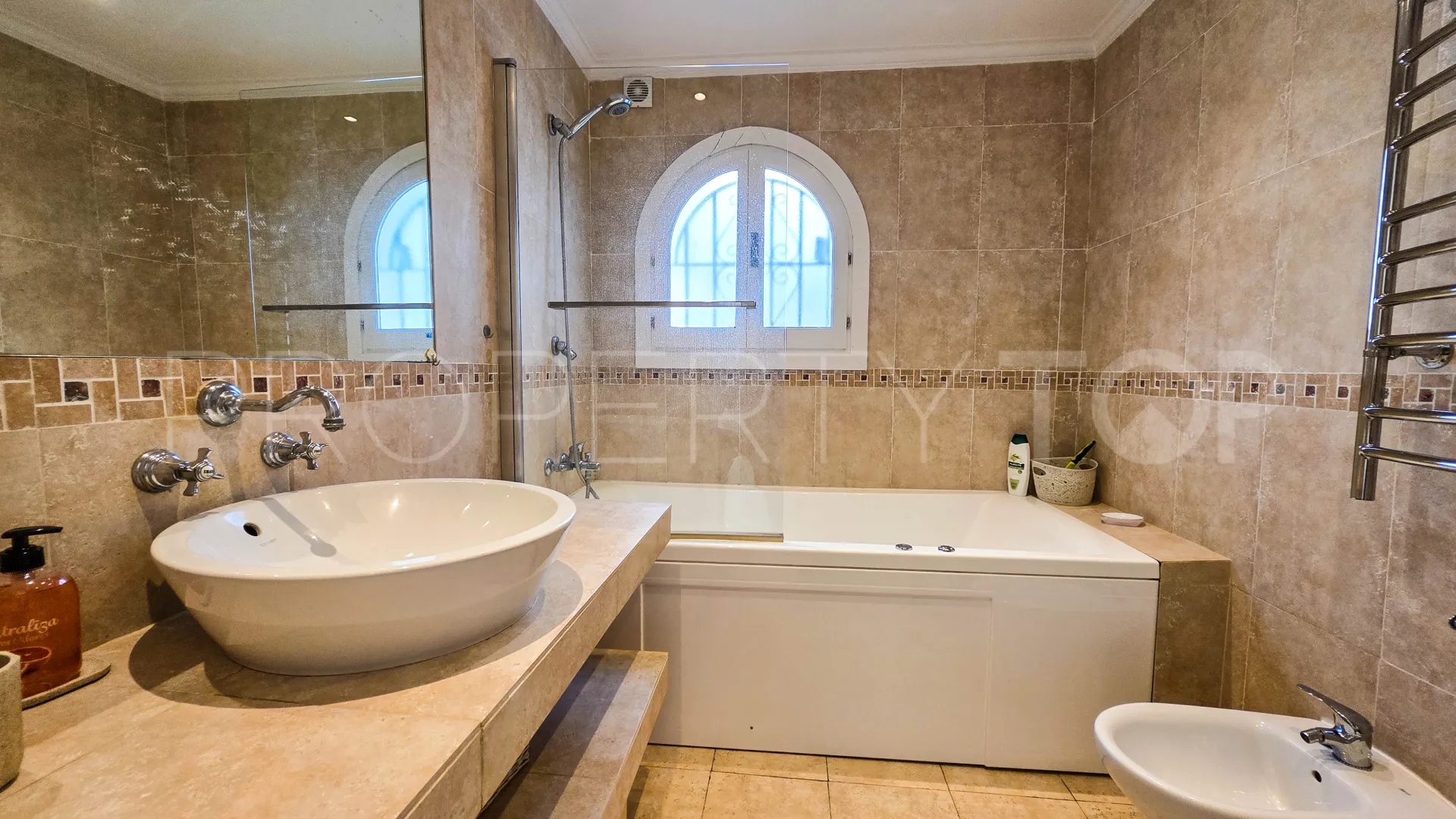 For sale semi detached villa in La Duquesa