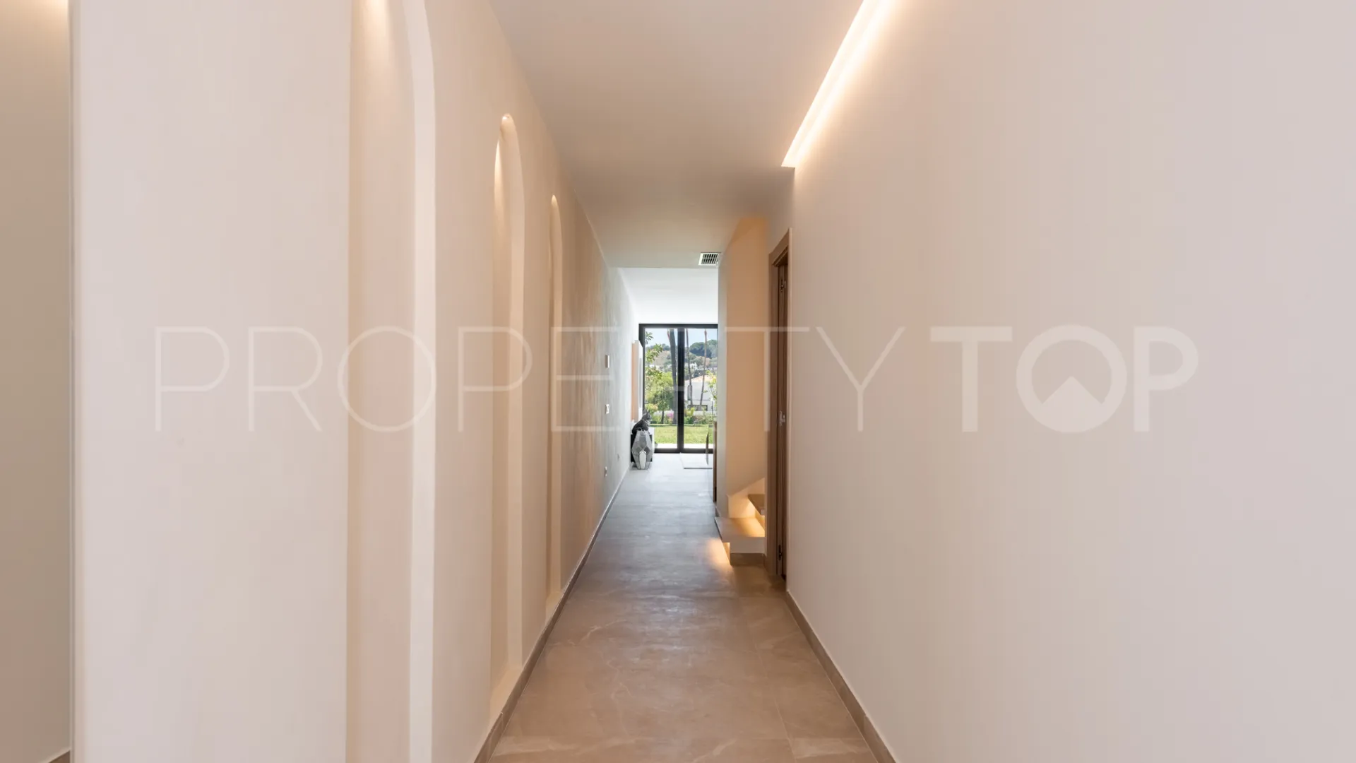Town house for sale in Nueva Andalucia with 4 bedrooms