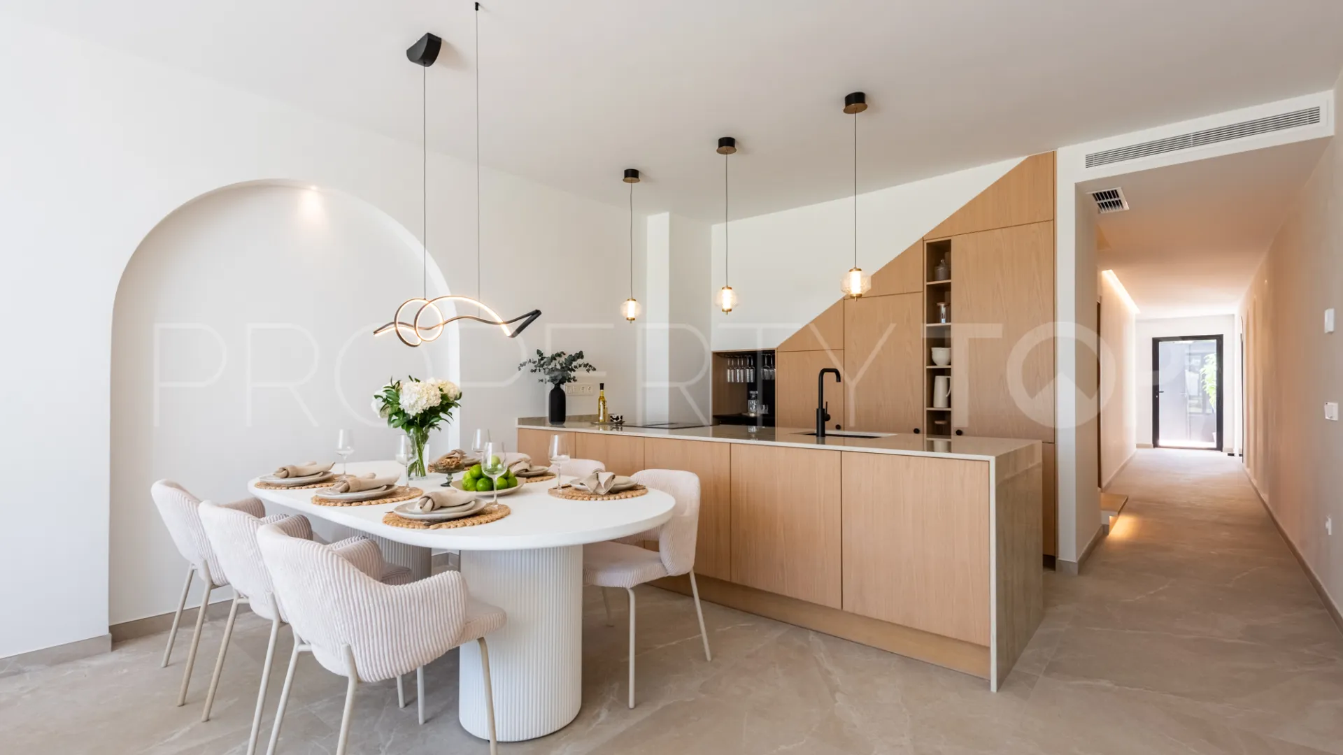 Town house for sale in Nueva Andalucia with 4 bedrooms