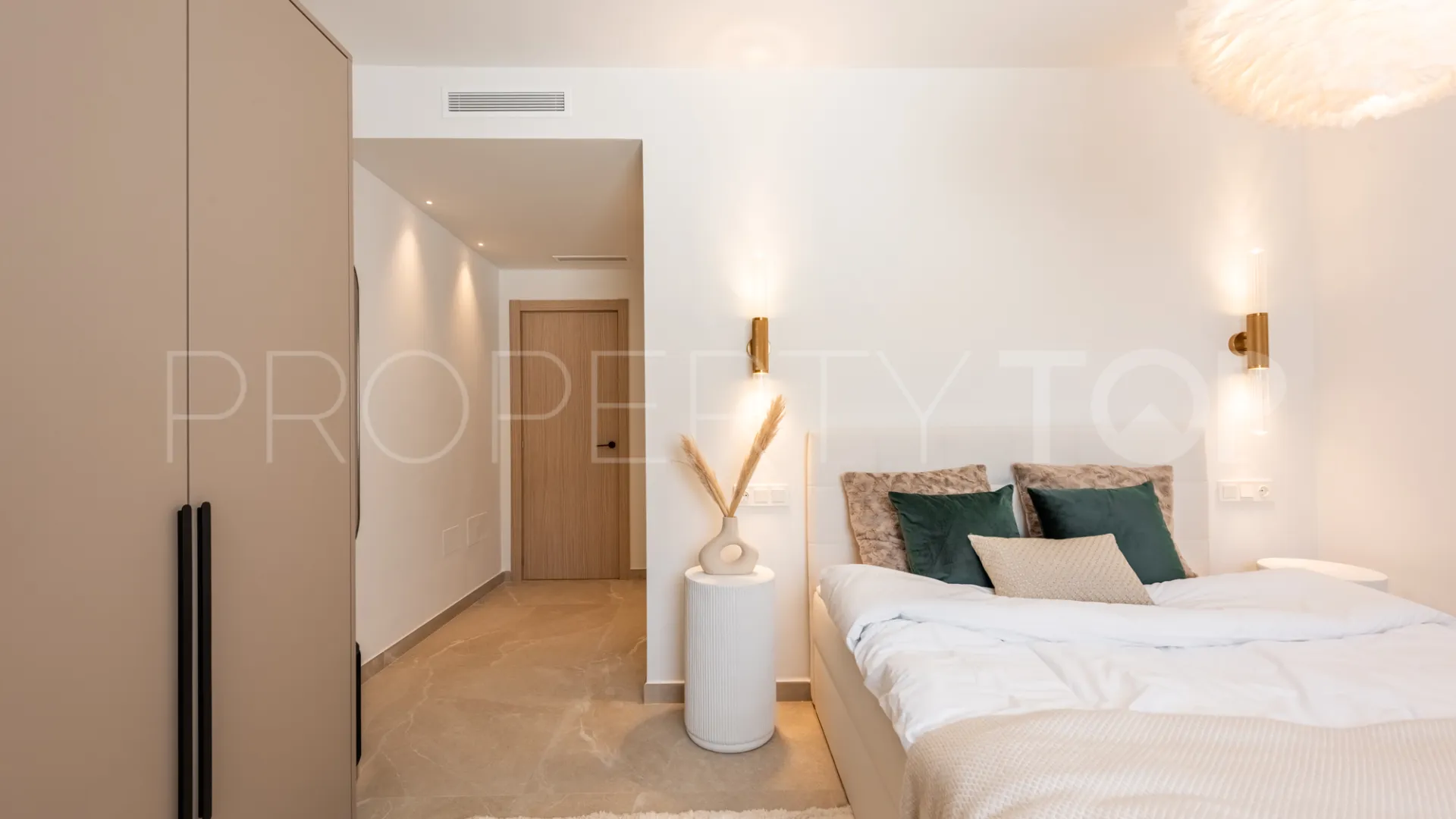 Town house for sale in Nueva Andalucia with 4 bedrooms