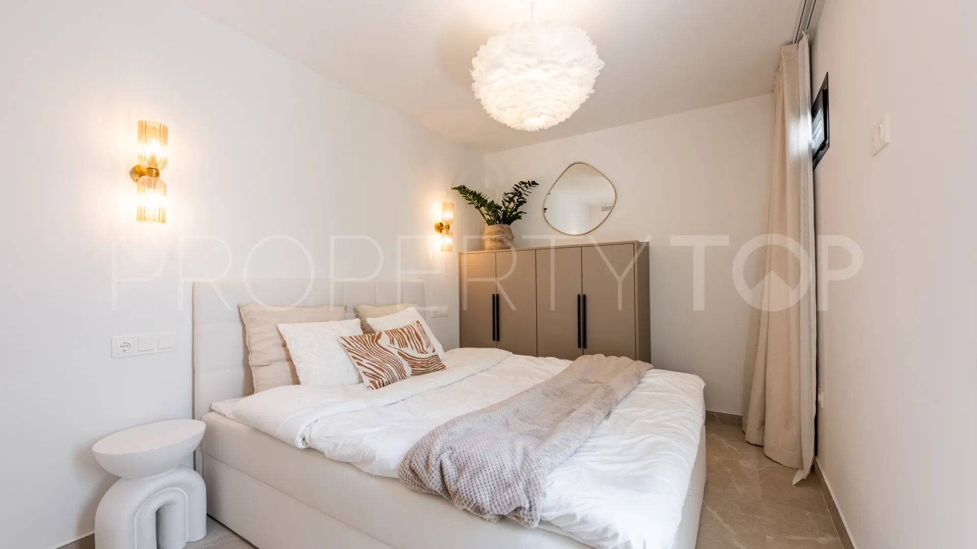 Town house for sale in Nueva Andalucia with 4 bedrooms