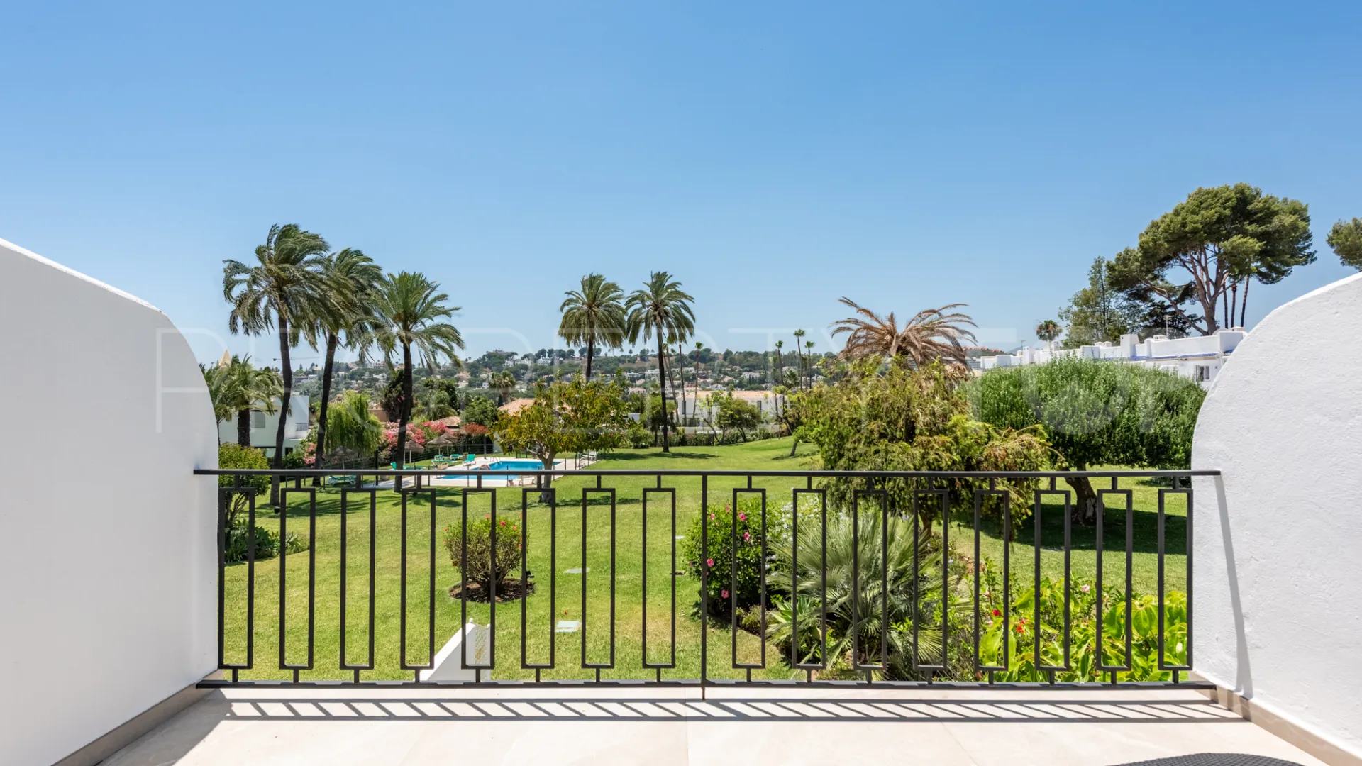 Town house for sale in Nueva Andalucia with 4 bedrooms