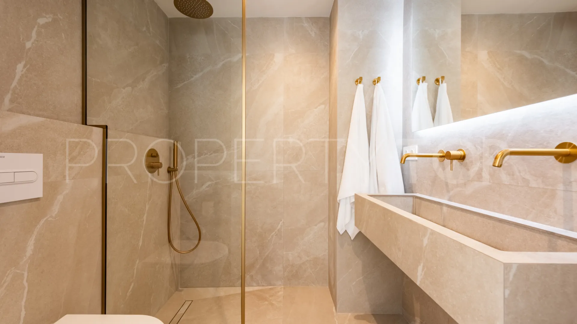 Town house for sale in Nueva Andalucia with 4 bedrooms