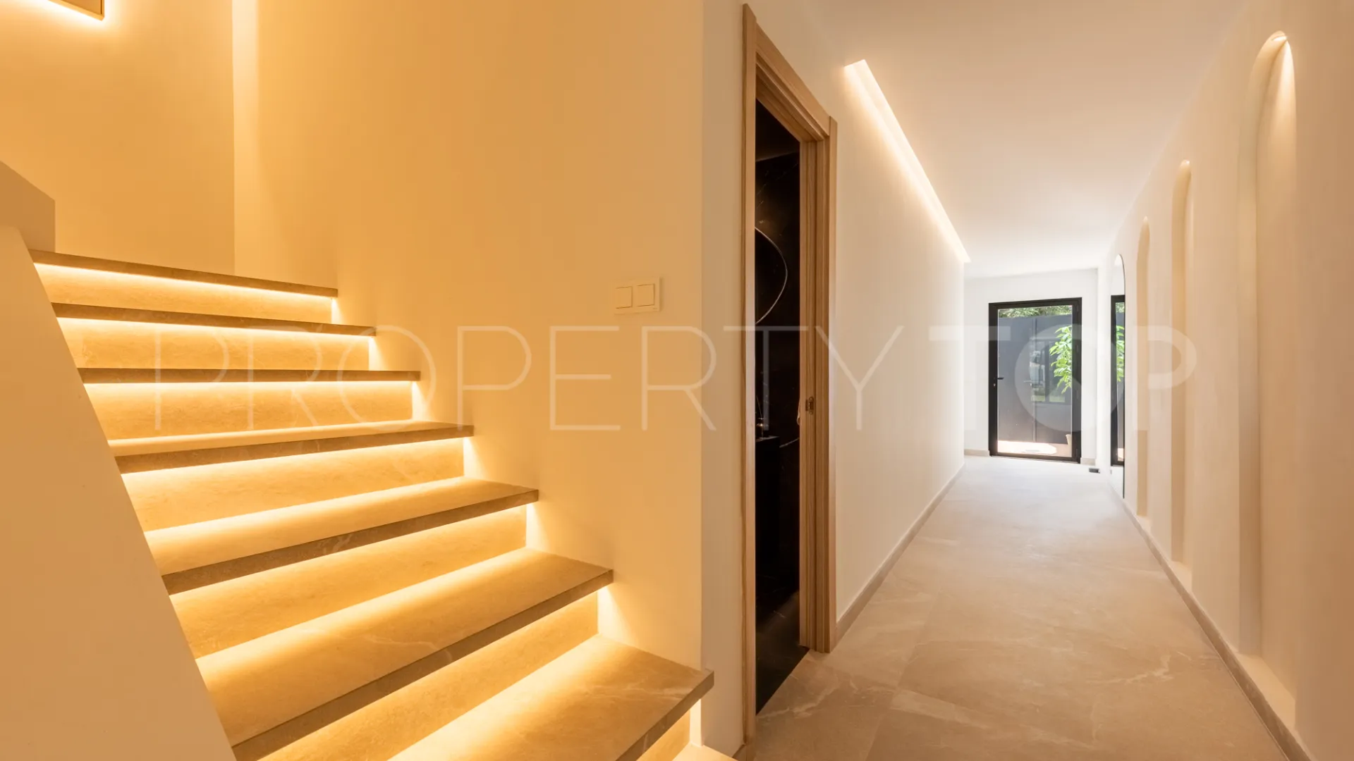 Town house for sale in Nueva Andalucia with 4 bedrooms