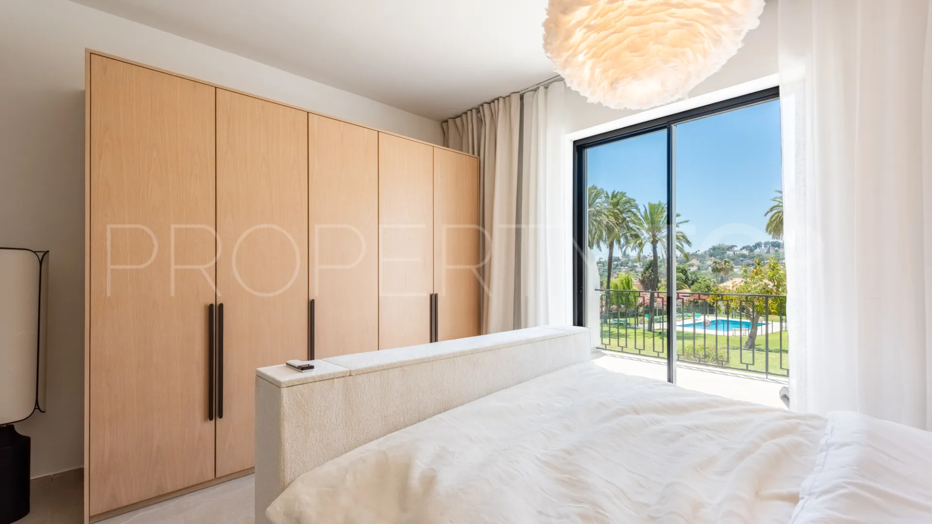 Town house for sale in Nueva Andalucia with 4 bedrooms