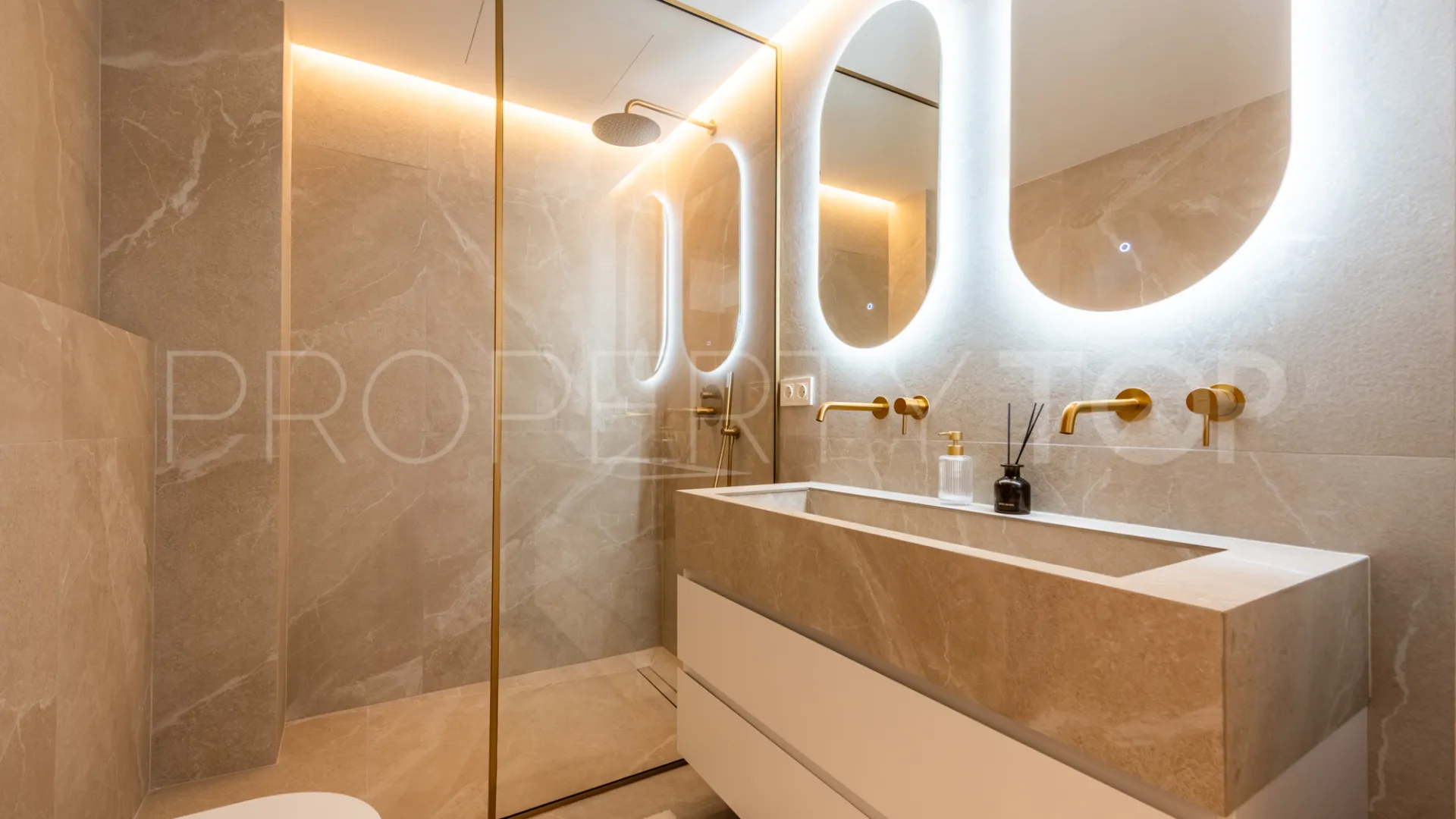 Town house for sale in Nueva Andalucia with 4 bedrooms