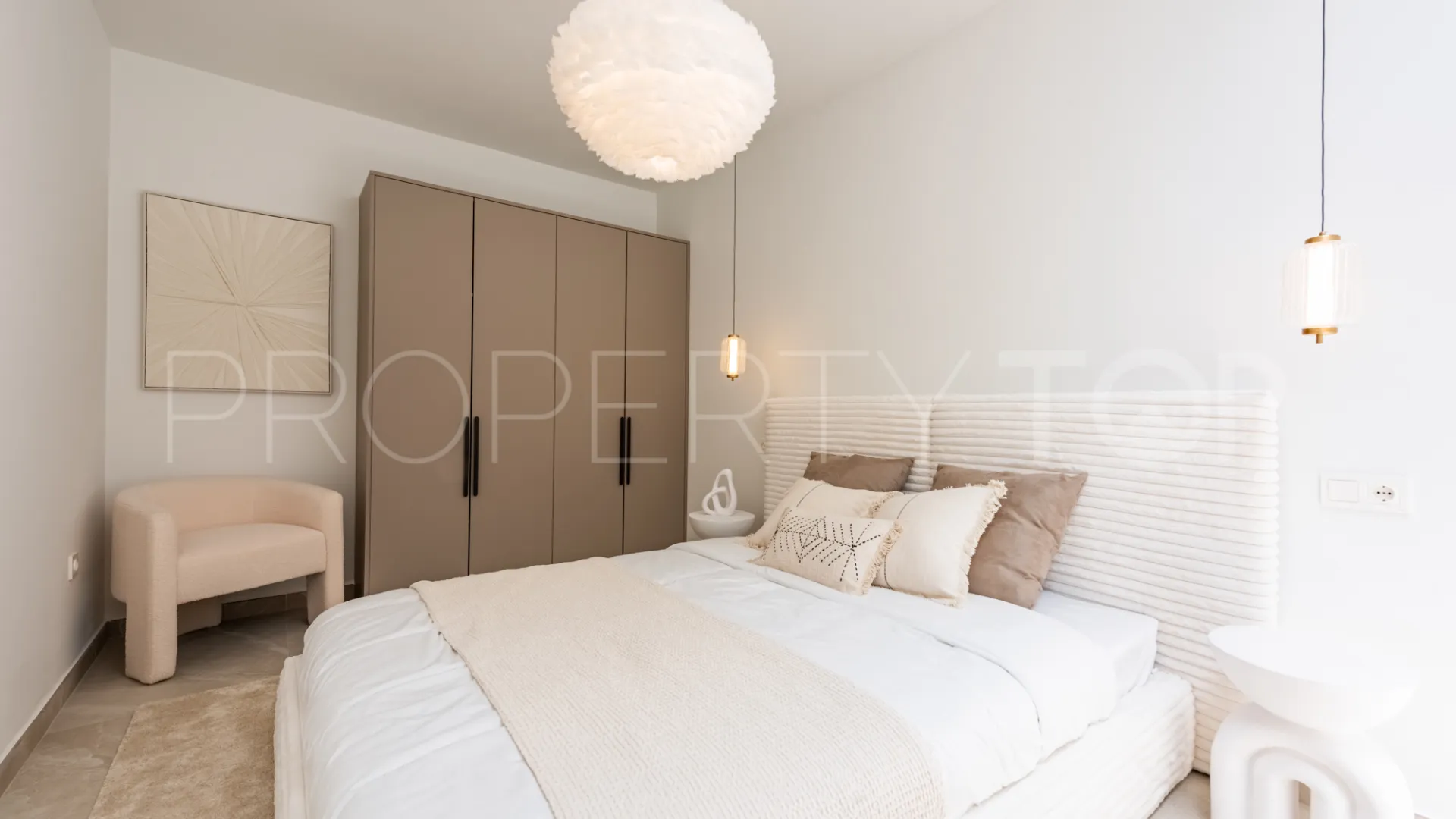 Town house for sale in Nueva Andalucia with 4 bedrooms