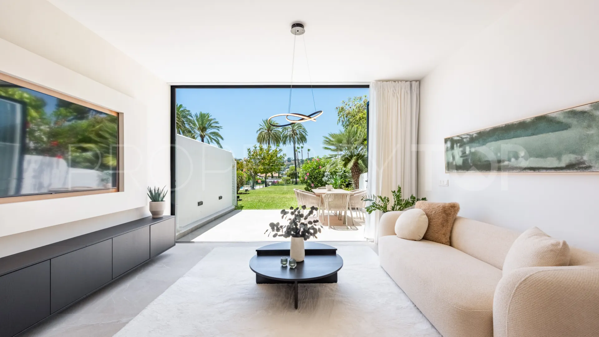 Town house for sale in Nueva Andalucia with 4 bedrooms