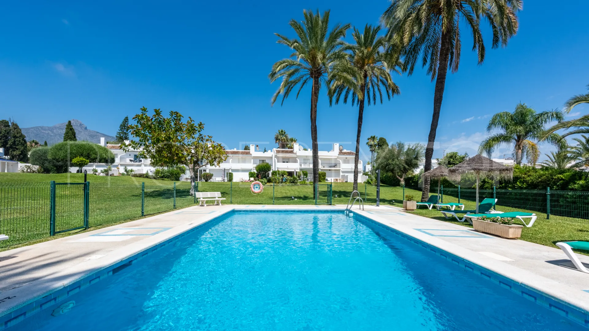 Town house for sale in Nueva Andalucia with 4 bedrooms
