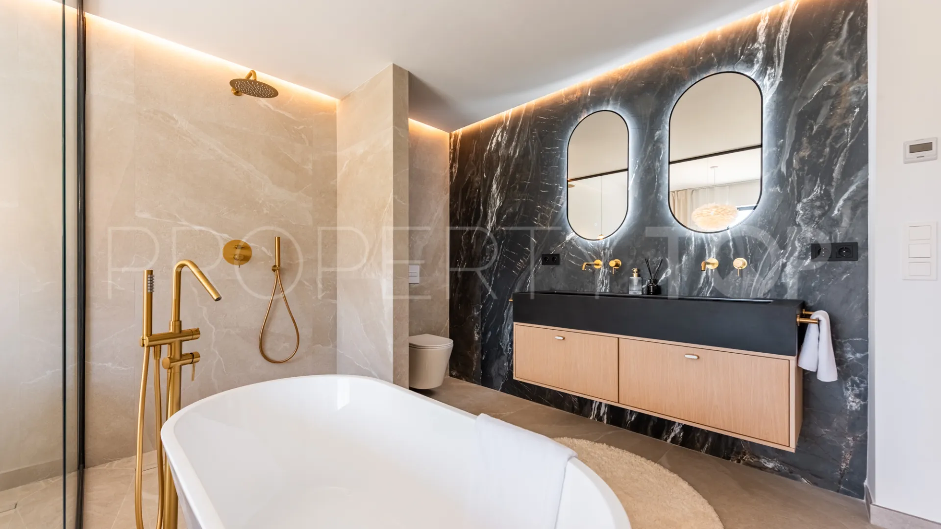Town house for sale in Nueva Andalucia with 4 bedrooms