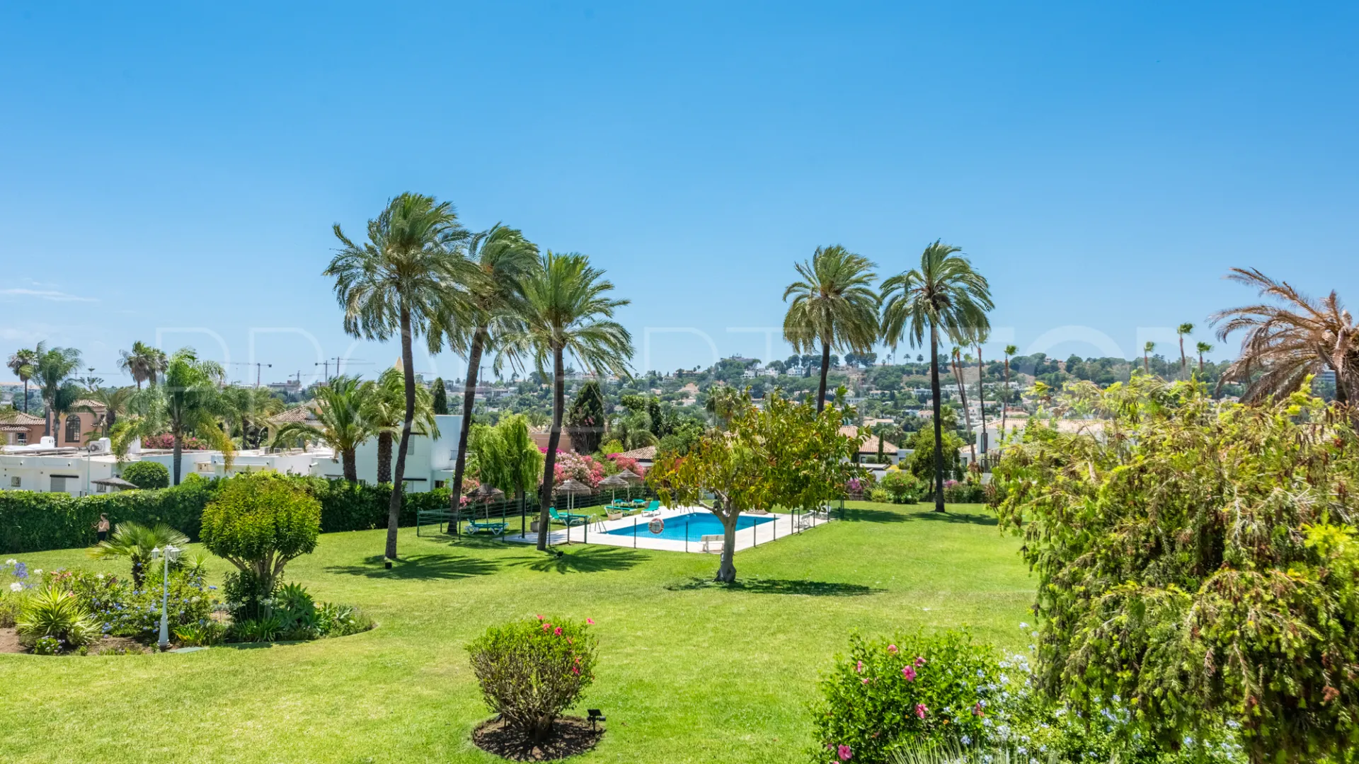 Town house for sale in Nueva Andalucia with 4 bedrooms