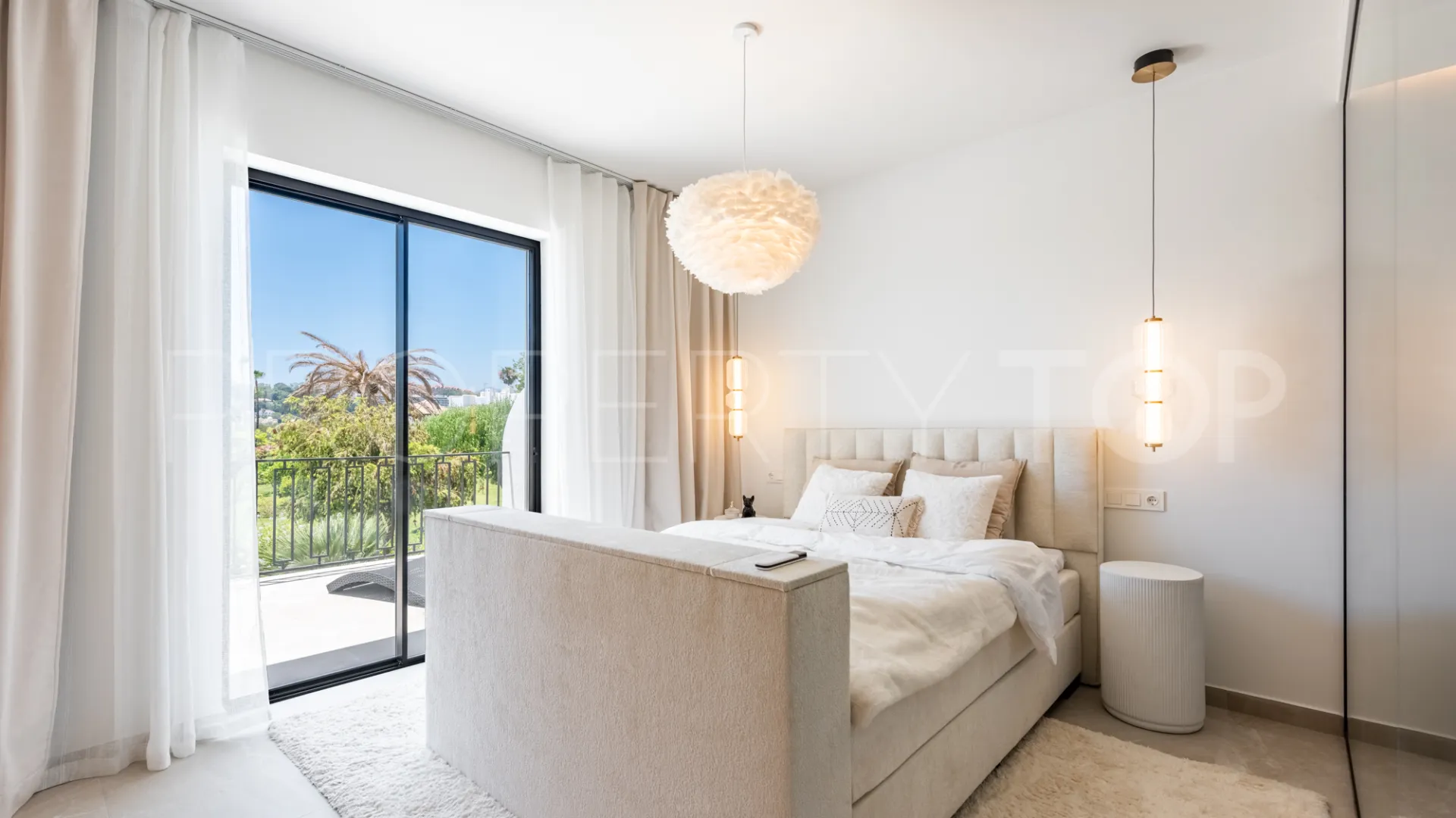 Town house for sale in Nueva Andalucia with 4 bedrooms