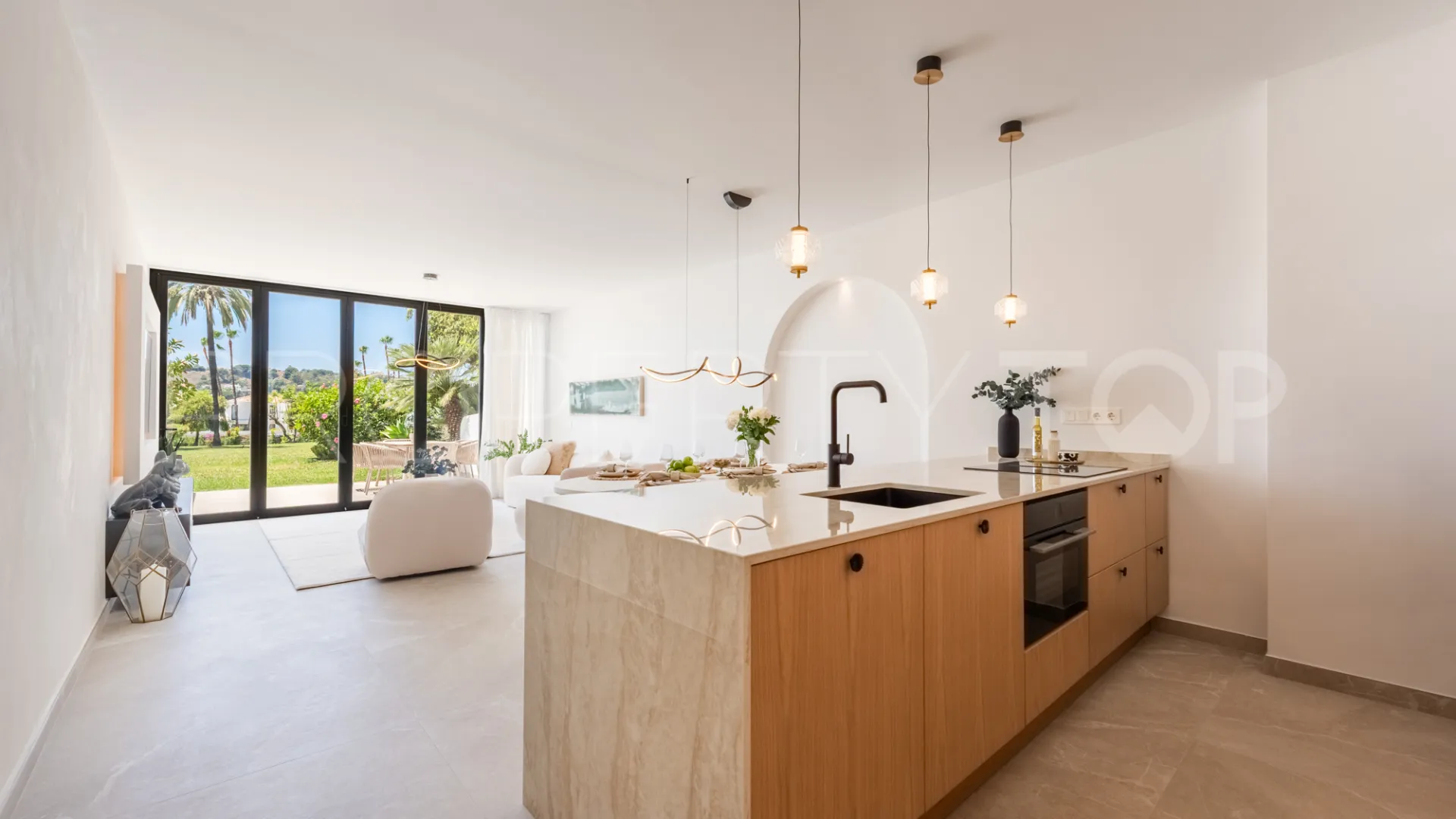 Town house for sale in Nueva Andalucia with 4 bedrooms