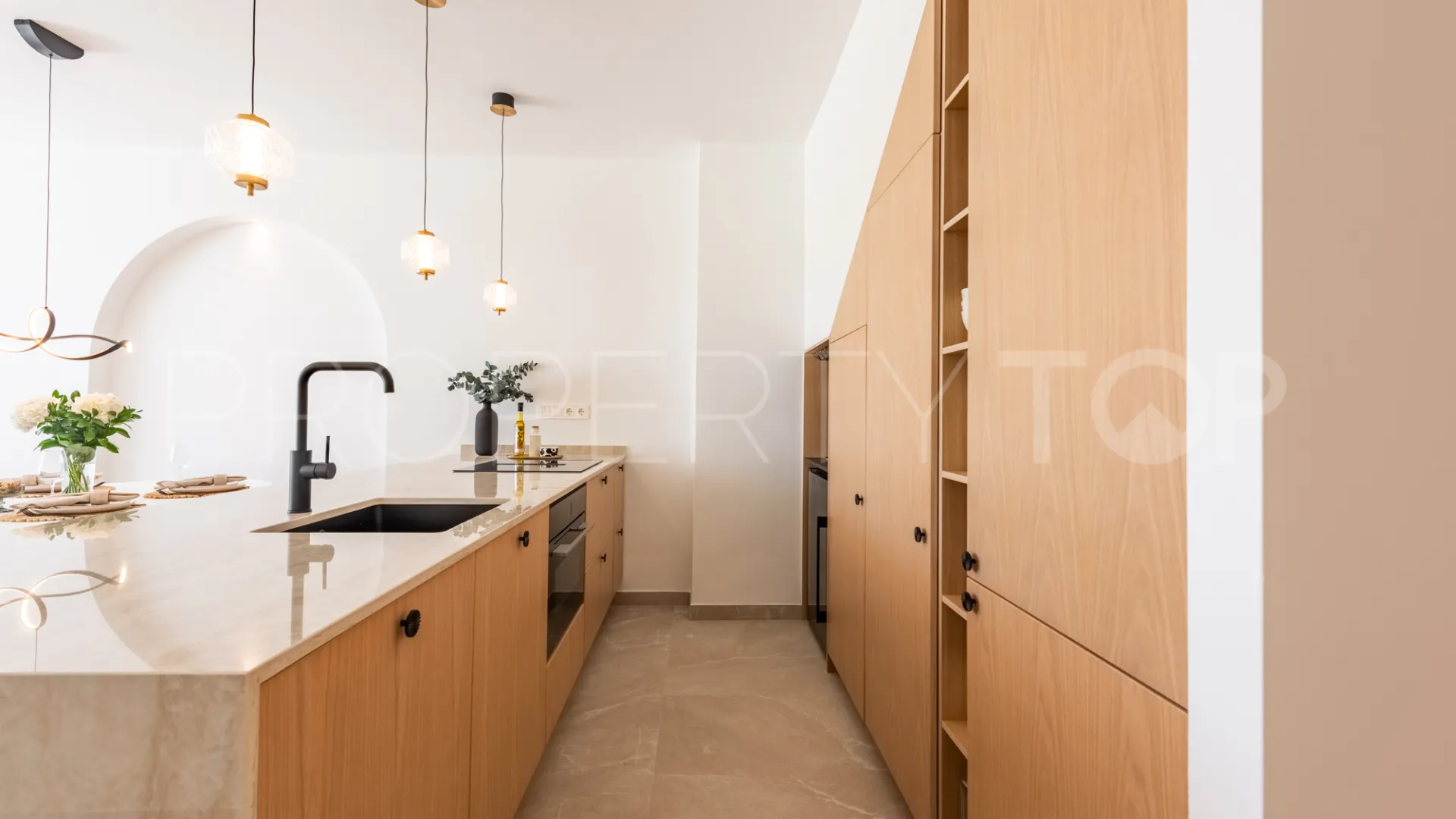Town house for sale in Nueva Andalucia with 4 bedrooms