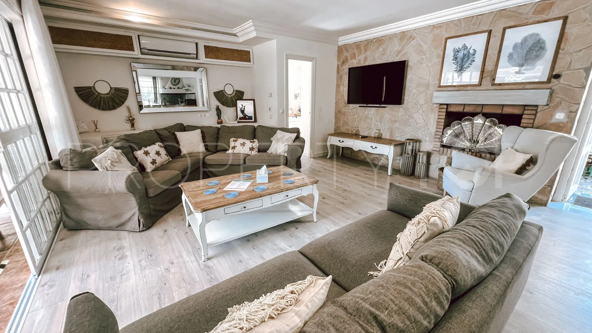 Villa for sale in Nueva Andalucia with 5 bedrooms