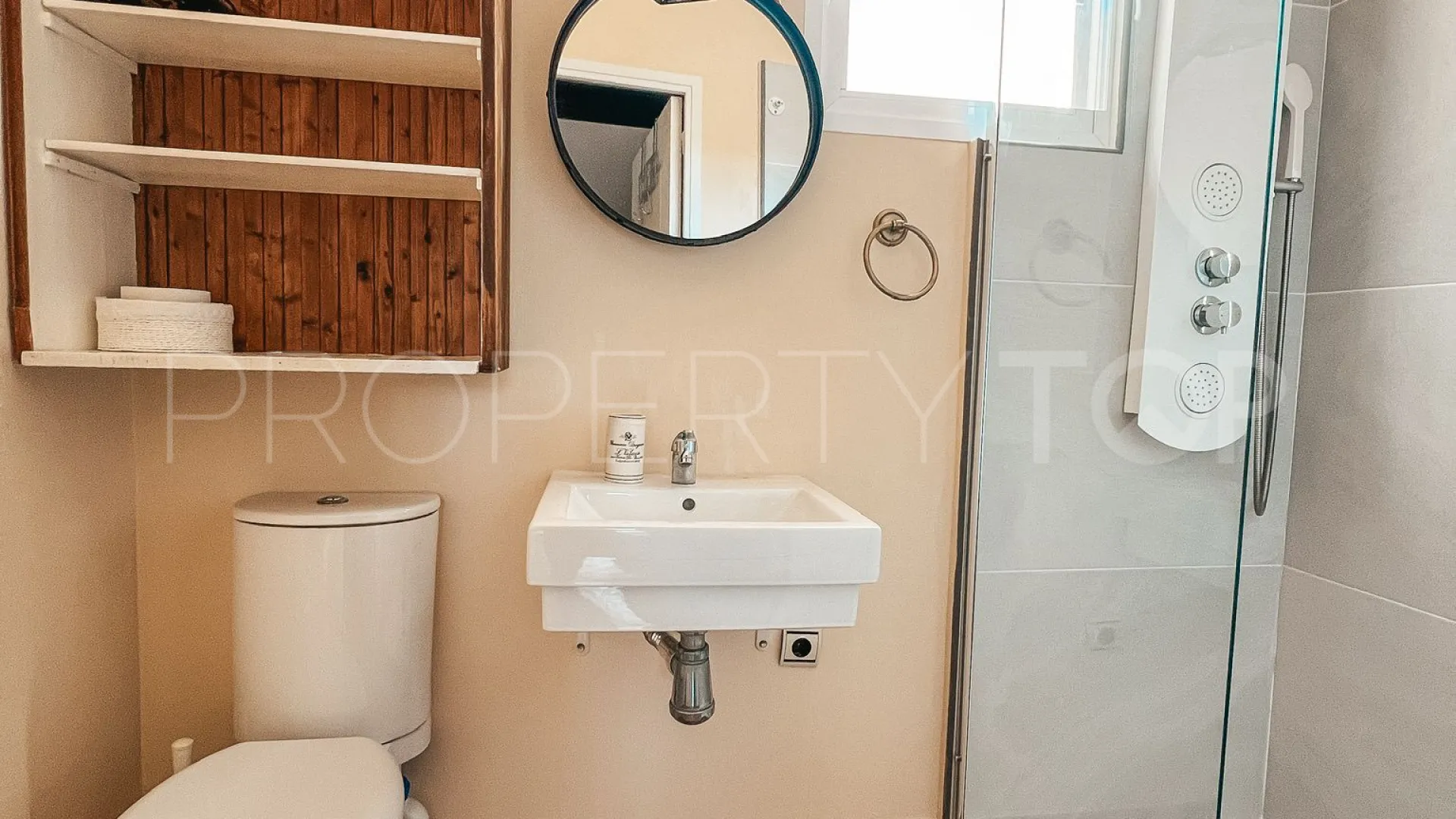 Villa for sale in Nueva Andalucia with 5 bedrooms