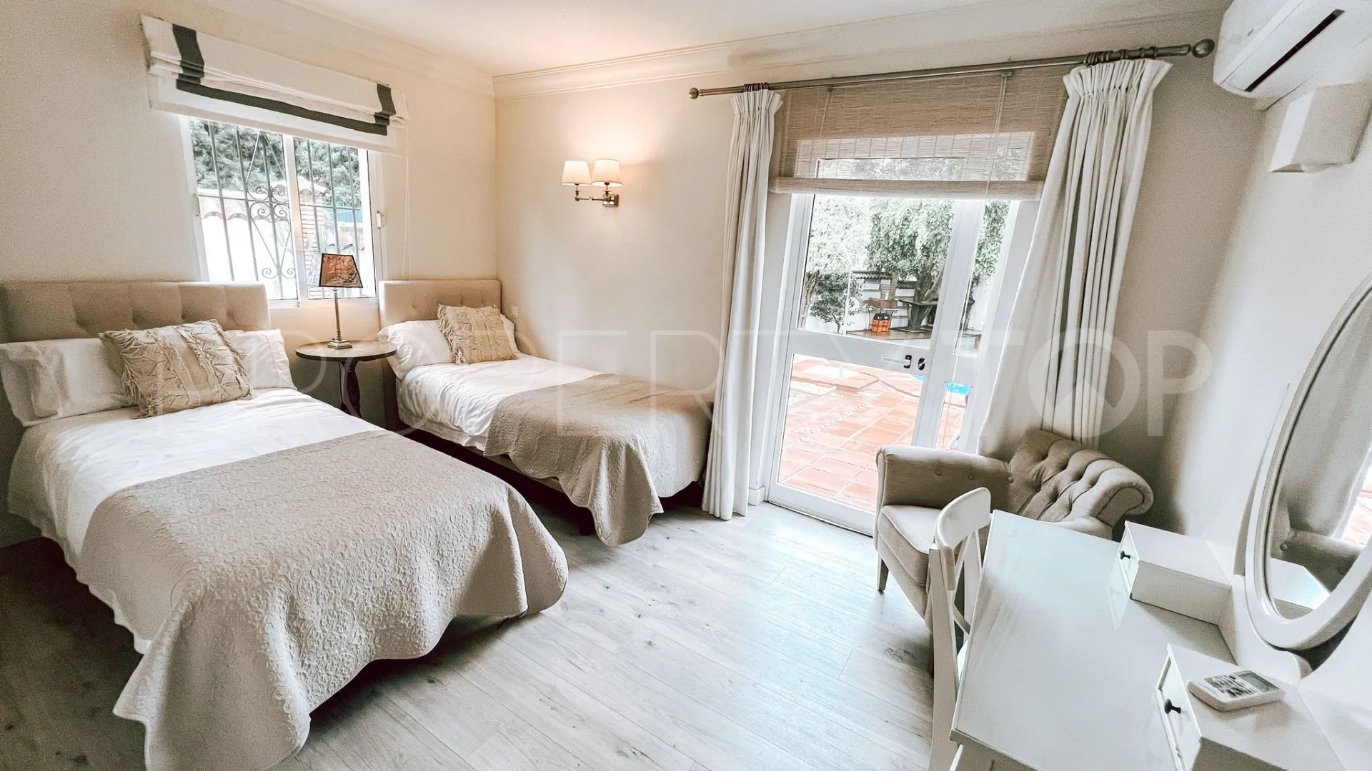 Villa for sale in Nueva Andalucia with 5 bedrooms