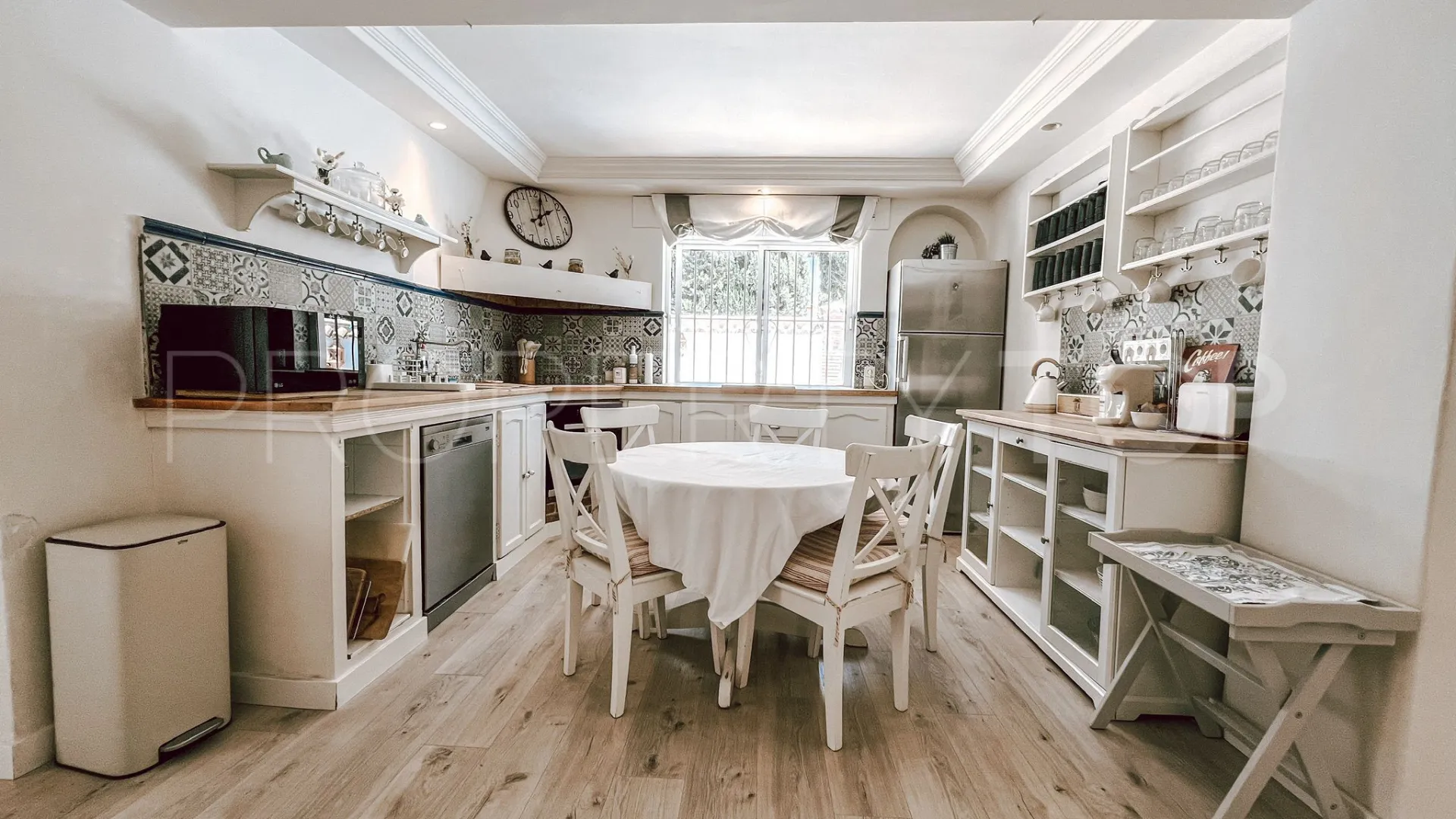 Villa for sale in Nueva Andalucia with 5 bedrooms
