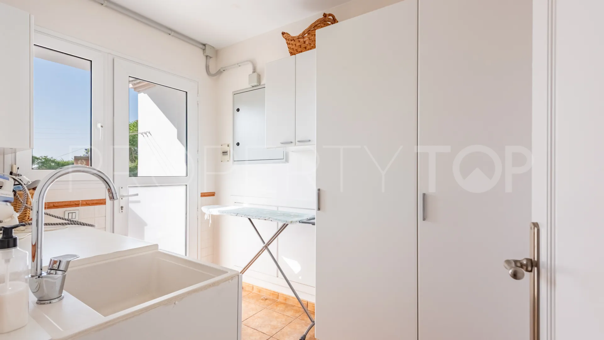 For sale villa in Sierrezuela with 6 bedrooms