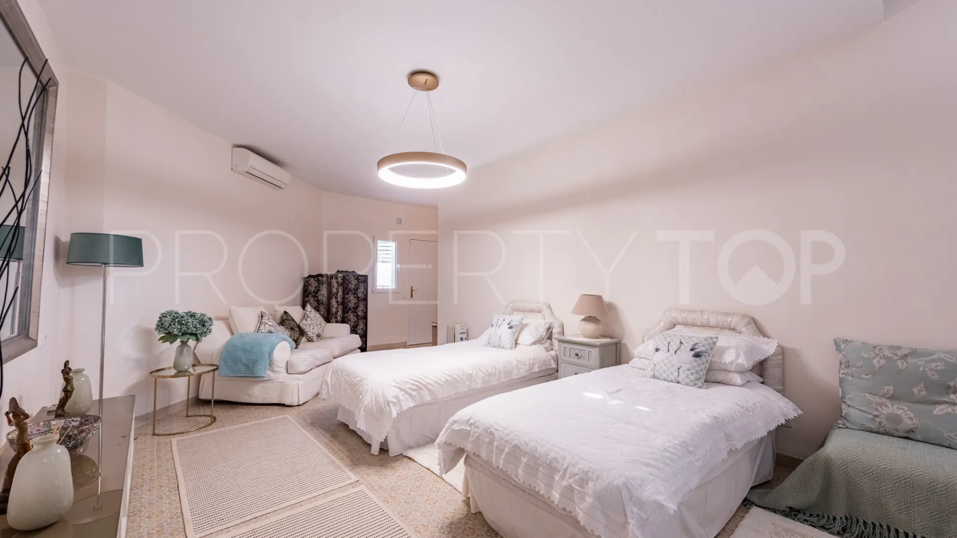 For sale villa in Sierrezuela with 6 bedrooms