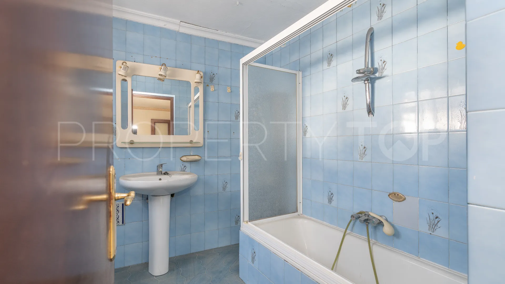 Adosado en venta de 6 dormitorios en Estepona Casco Antiguo