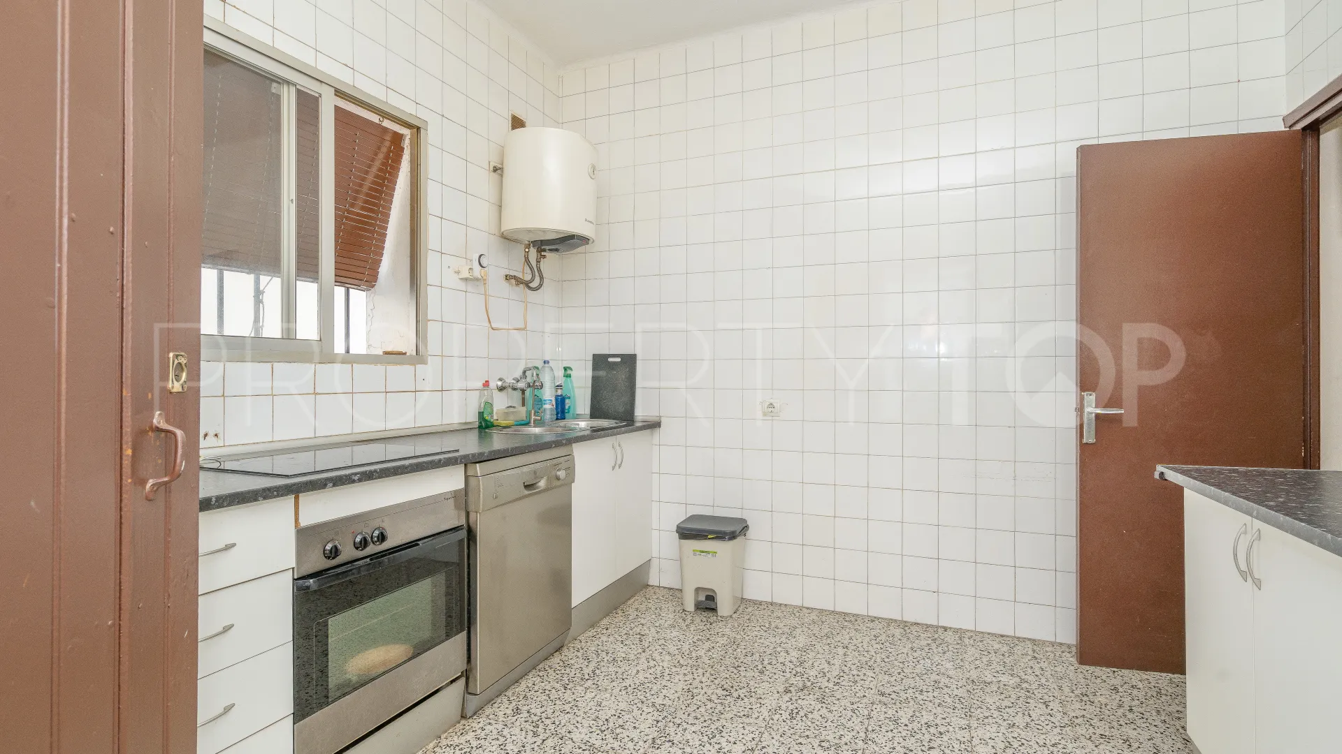 Adosado en venta de 6 dormitorios en Estepona Casco Antiguo