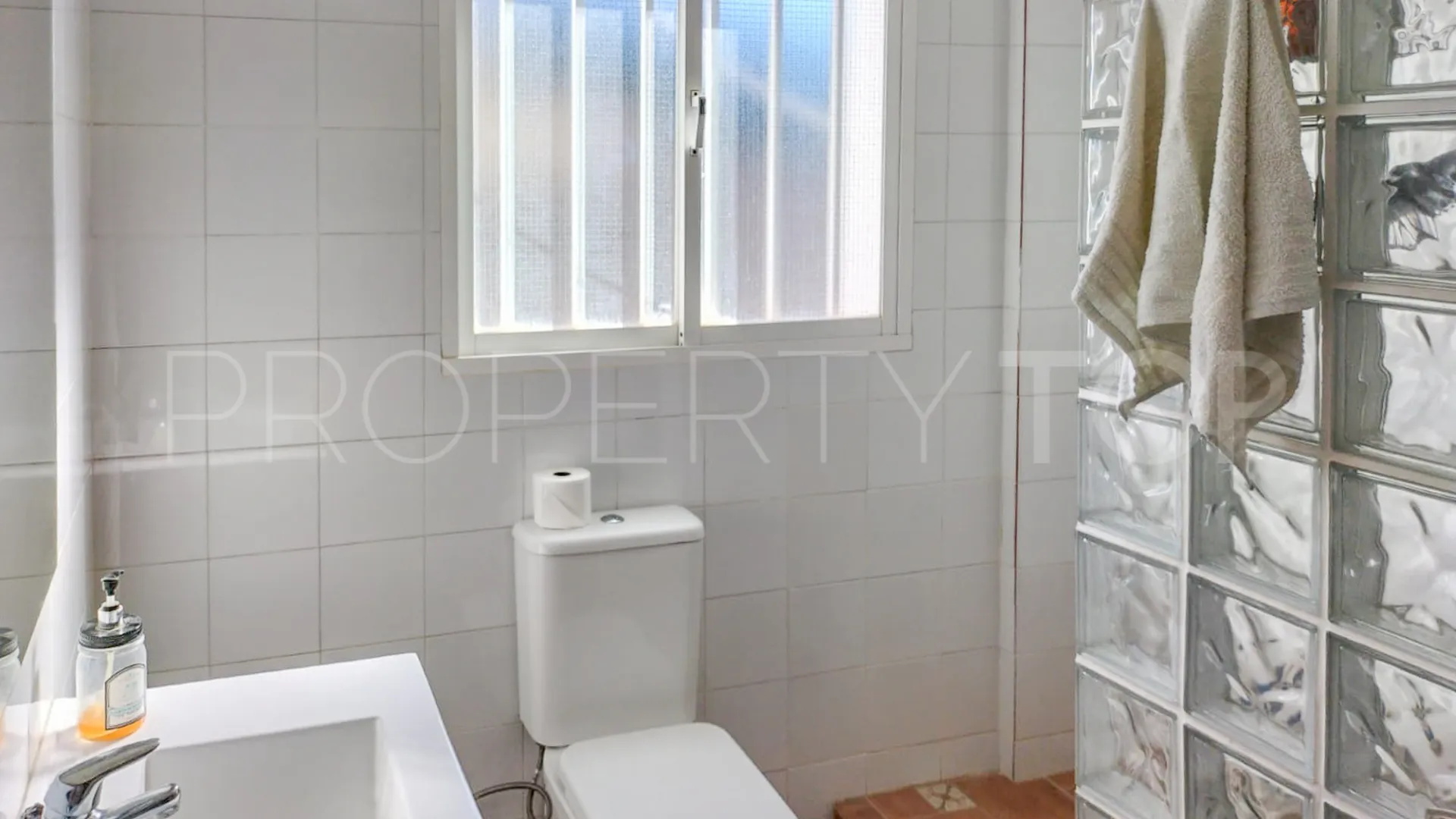 Finca de 3 dormitorios a la venta en Guadalobon