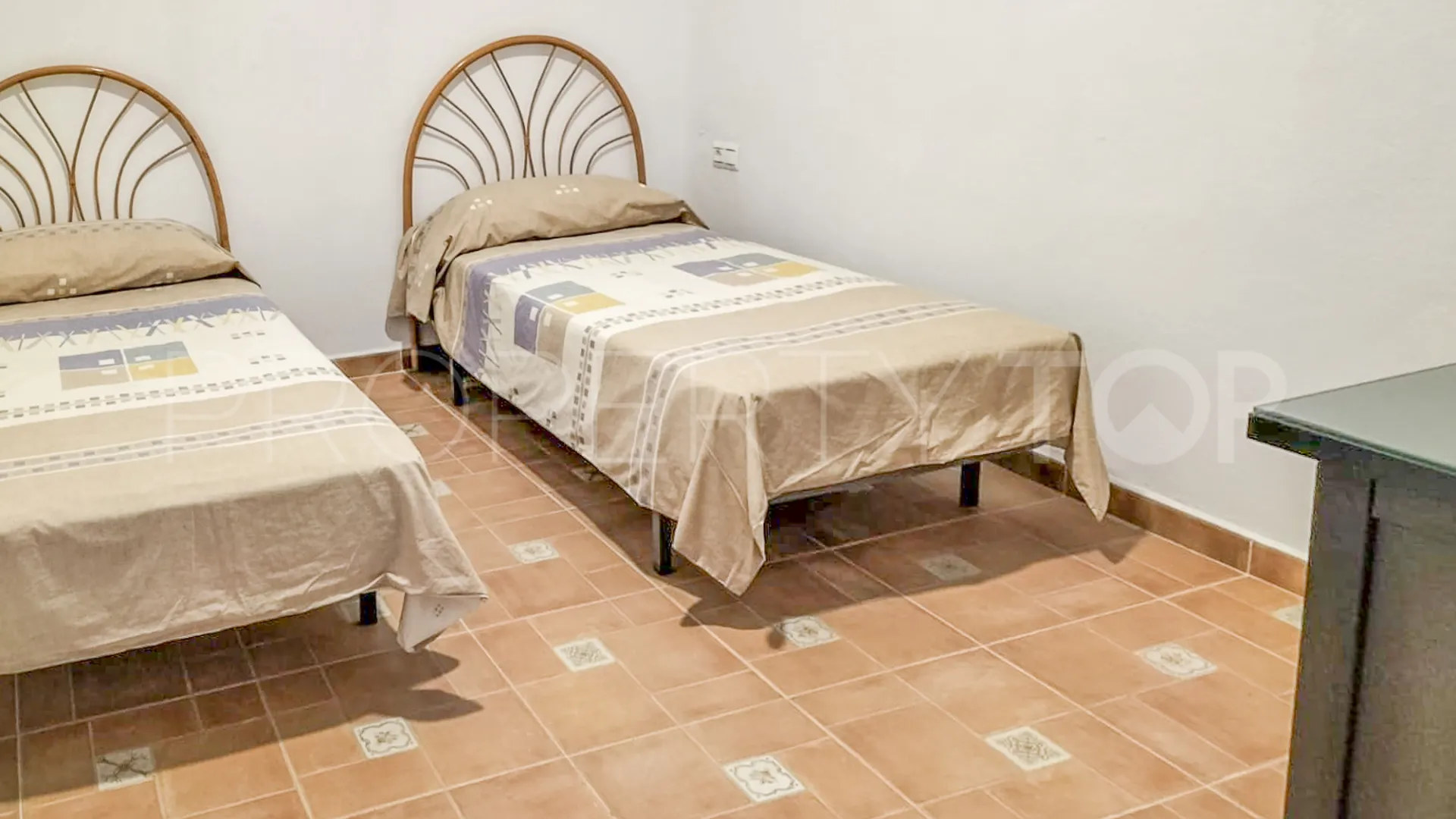 Finca de 3 dormitorios a la venta en Guadalobon