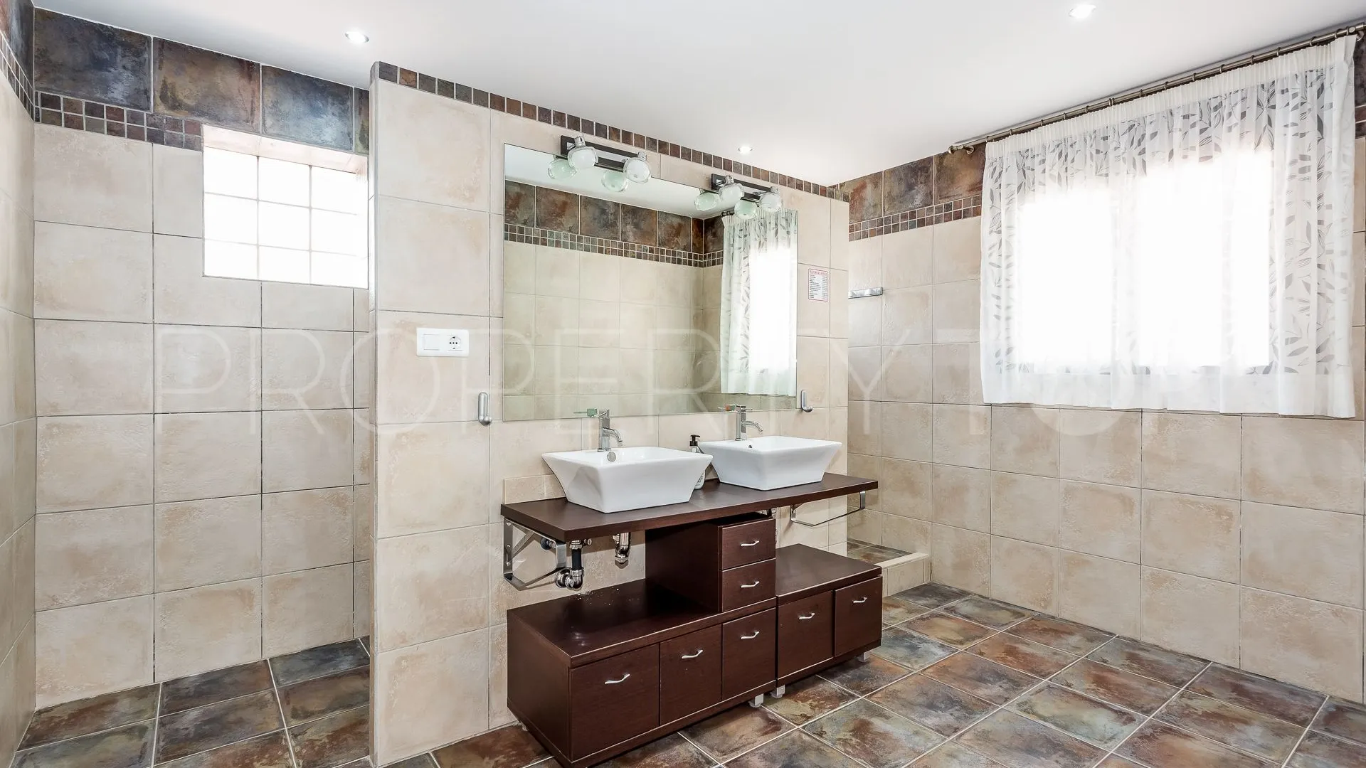 Villa a la venta en Altos de Estepona de 6 dormitorios