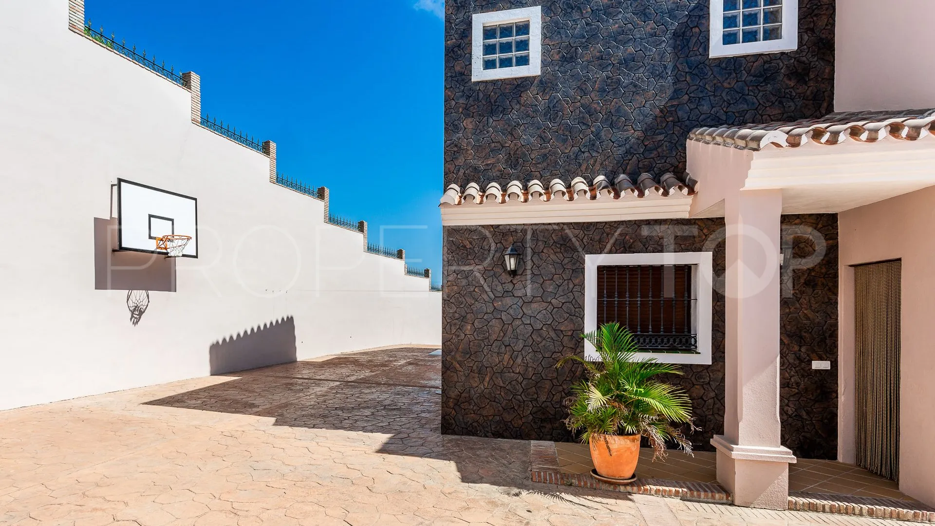 Villa a la venta en Altos de Estepona de 6 dormitorios