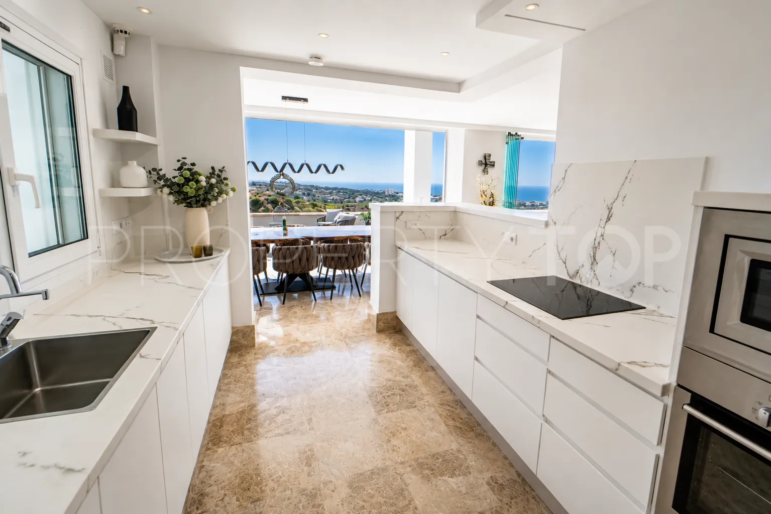 Ático en venta en Marbella Este de 3 dormitorios