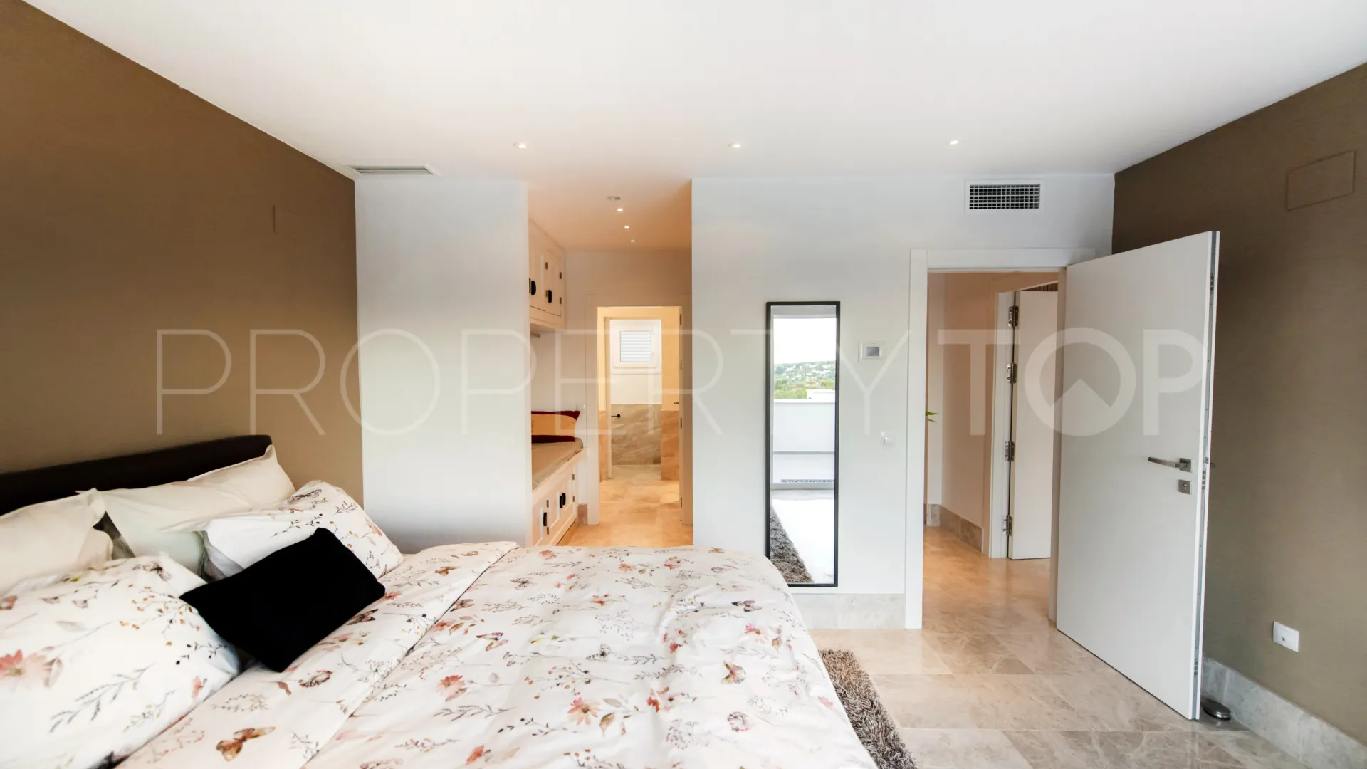 Ático en venta en Marbella Este de 3 dormitorios