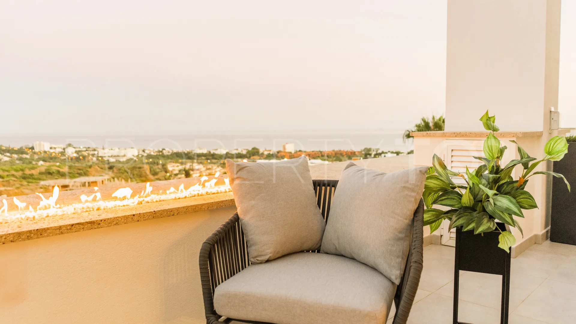 Ático en venta en Marbella Este de 3 dormitorios