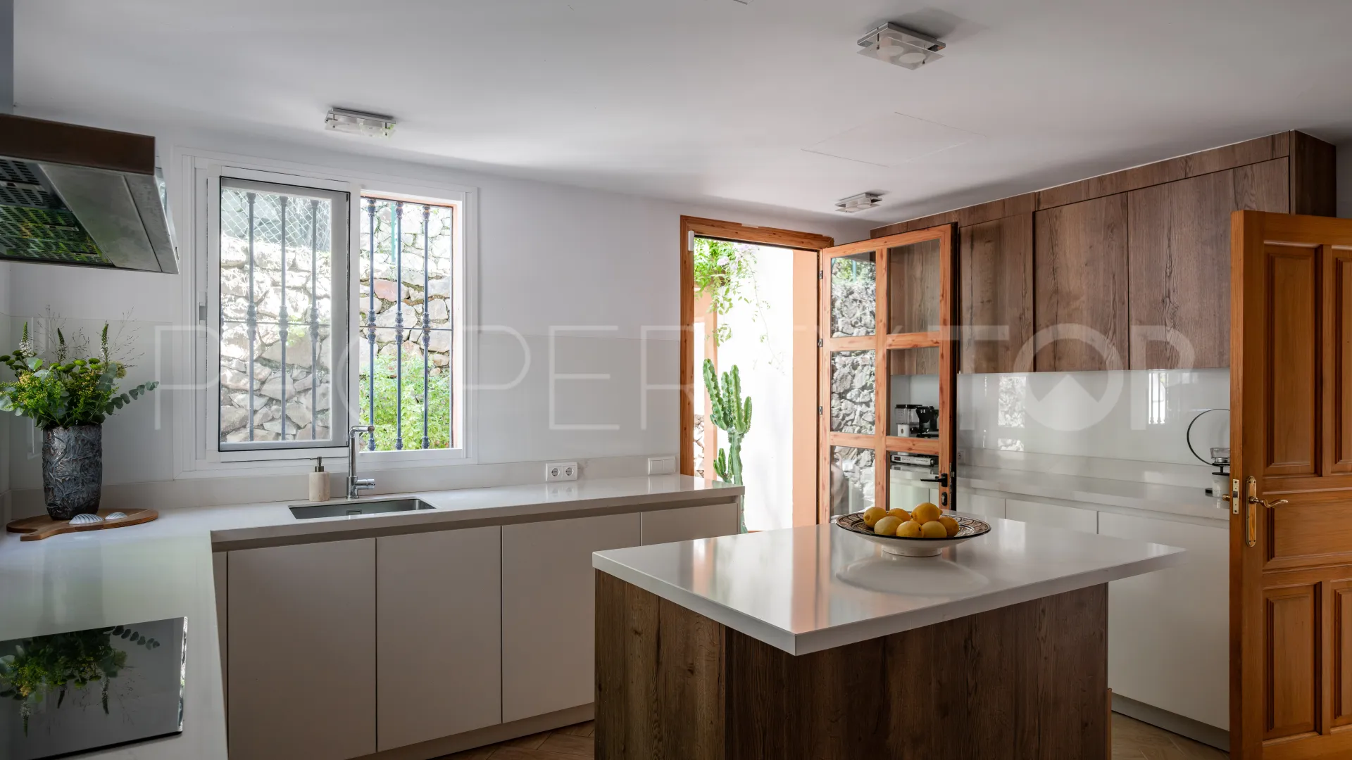 For sale villa in El Madroñal with 4 bedrooms