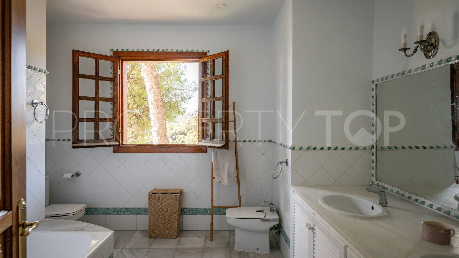 For sale villa in El Madroñal with 4 bedrooms