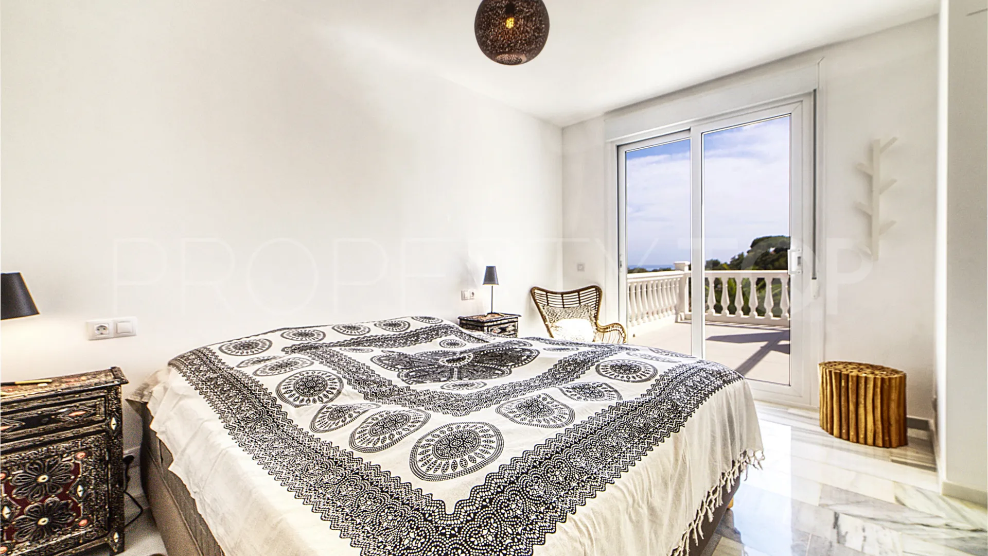 Se vende villa con 3 dormitorios en Calahonda