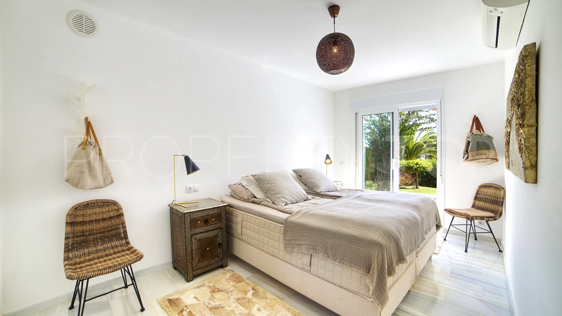 Se vende villa con 3 dormitorios en Calahonda