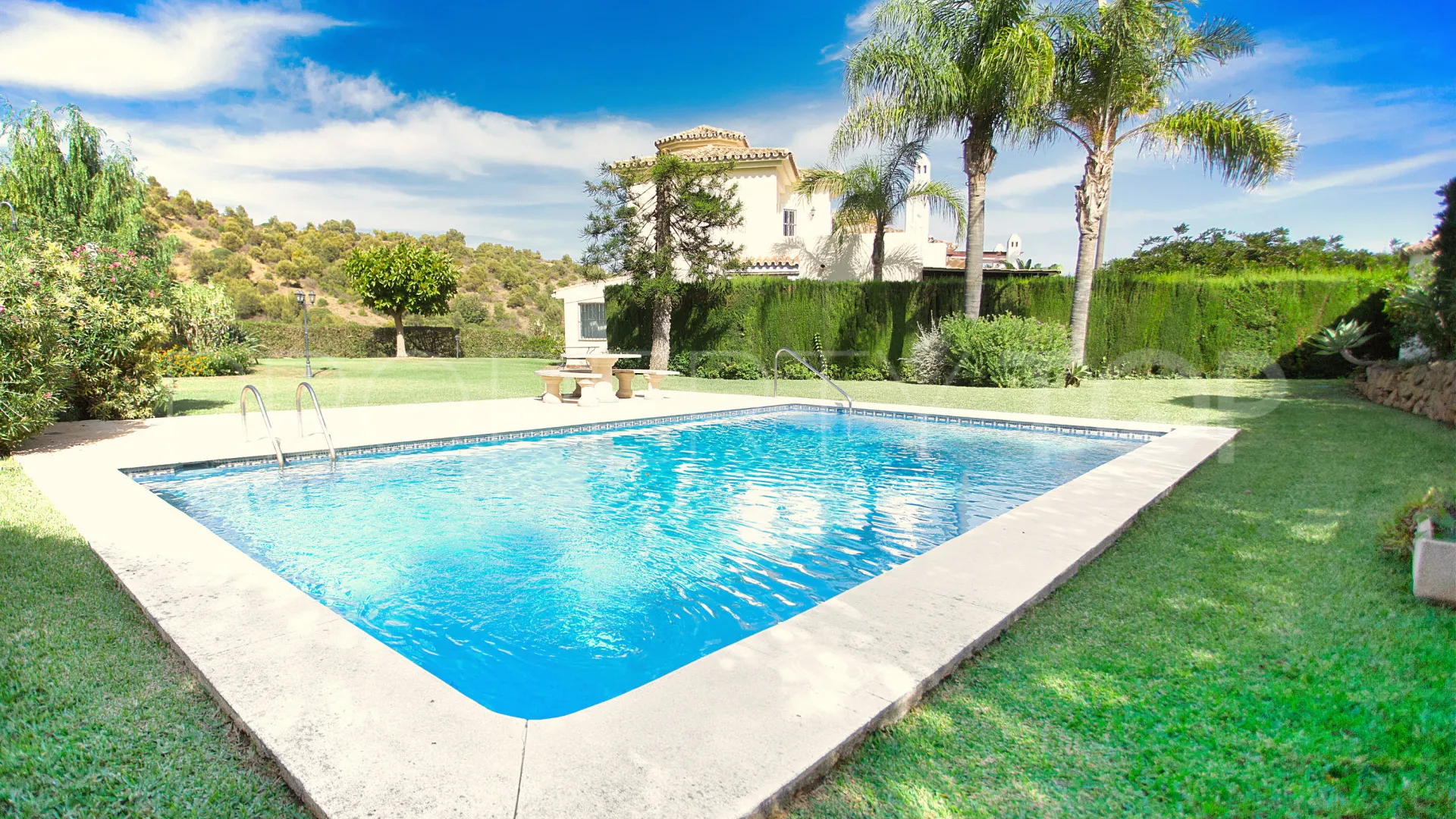 Se vende villa con 3 dormitorios en Calahonda