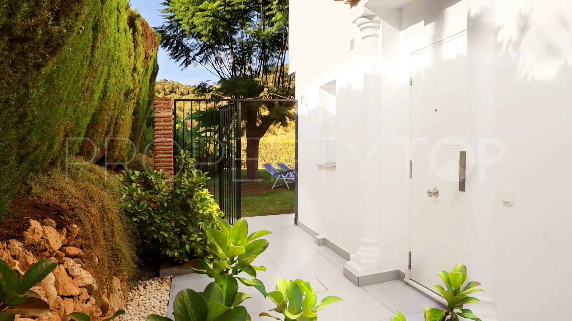 Se vende villa con 3 dormitorios en Calahonda