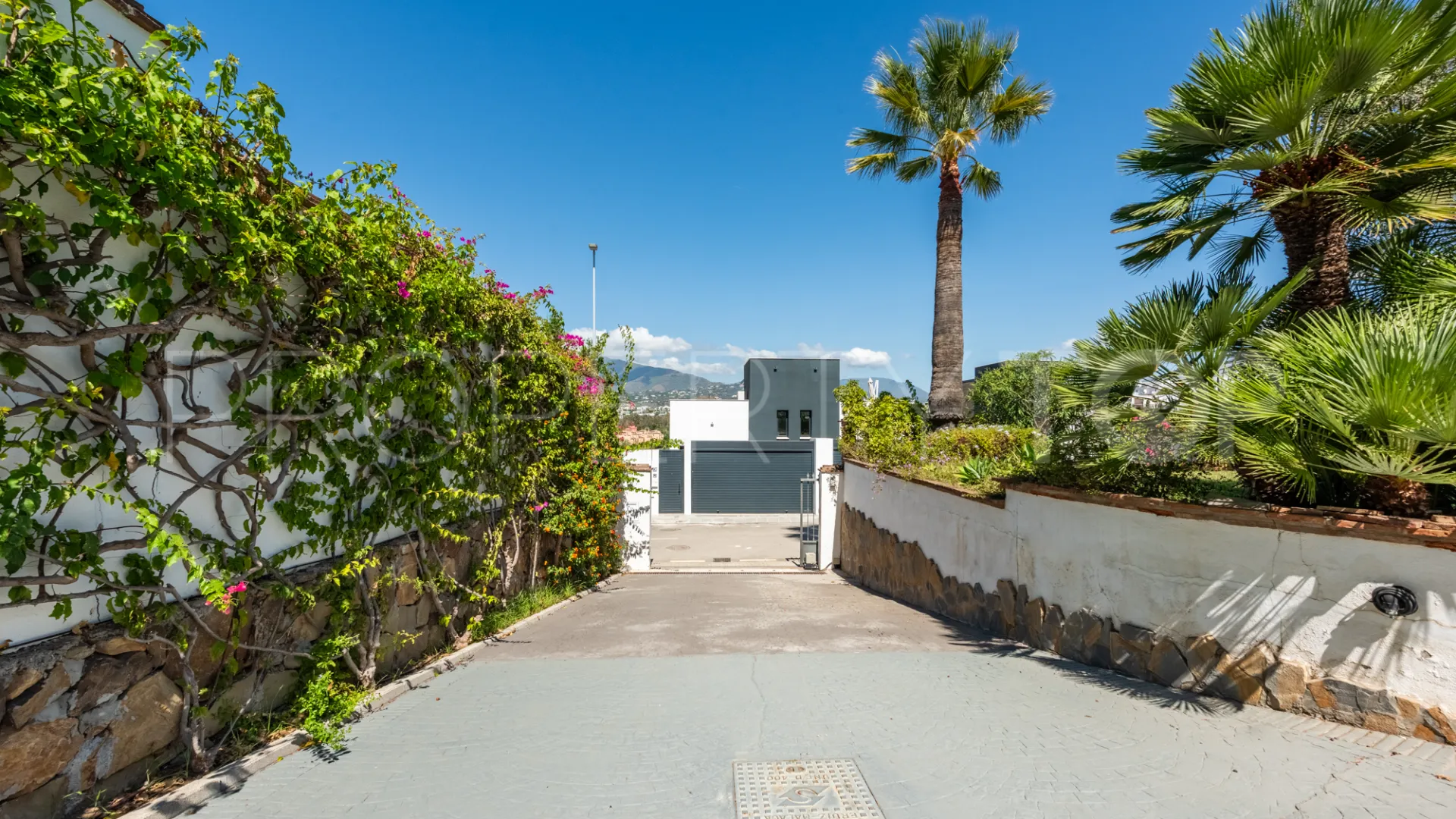 Buy villa with 4 bedrooms in Atalaya